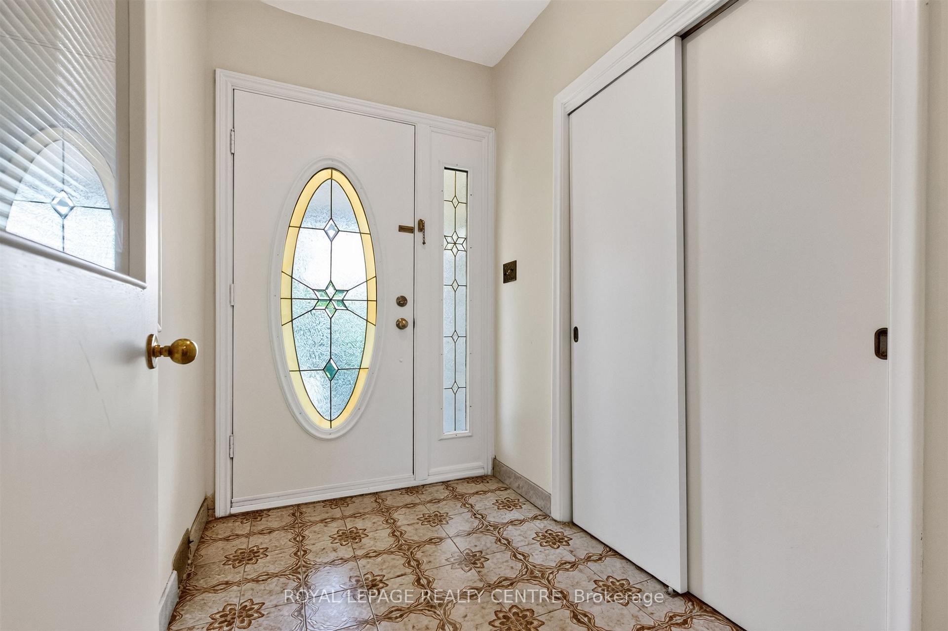 Photo 5 of 22 Euphrasia Drive, North York, Yorkdale-Glen Park — HOMEH