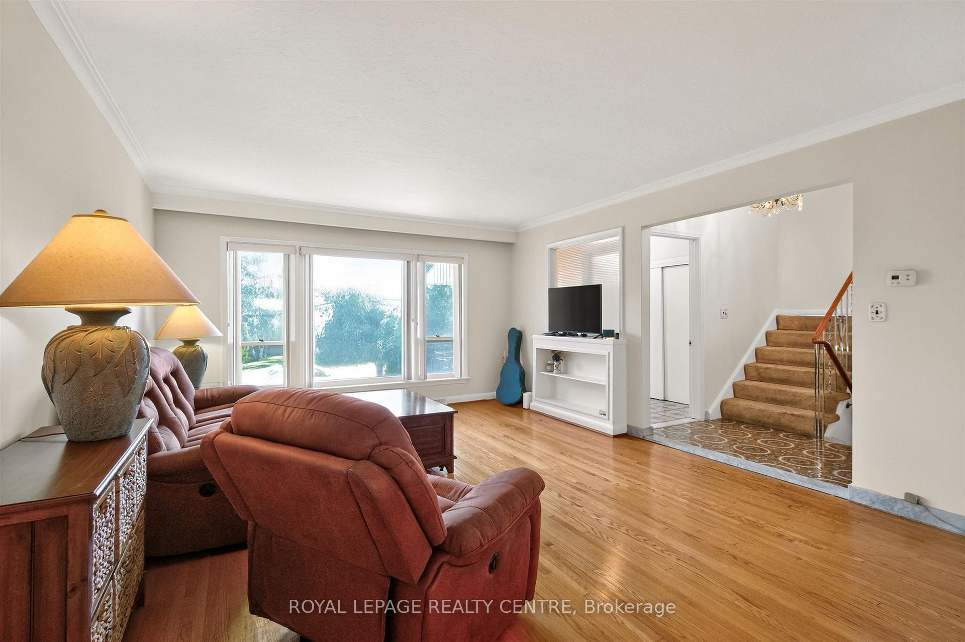 Photo 8 of 22 Euphrasia Drive, North York, Yorkdale-Glen Park — HOMEH