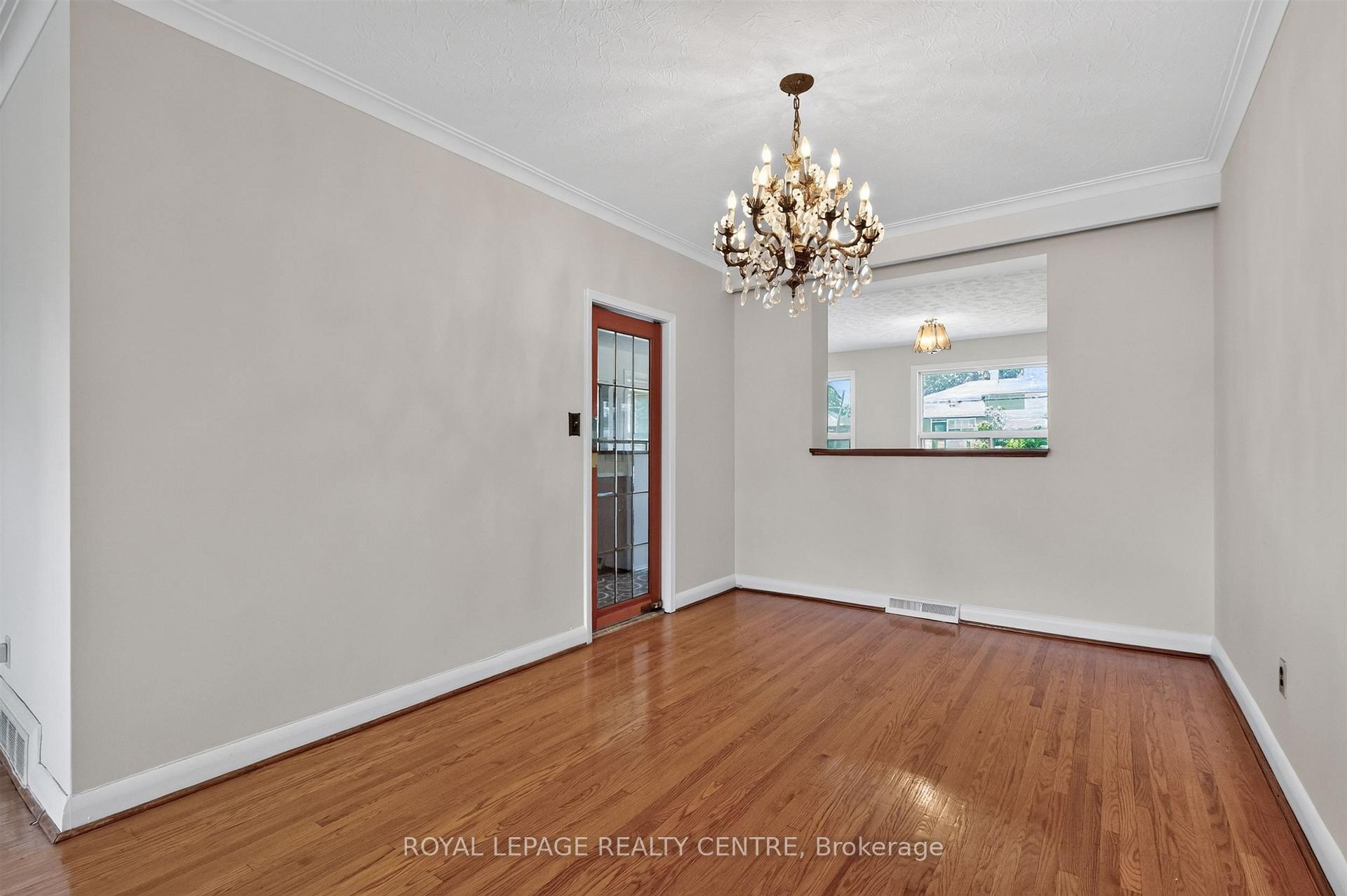 Photo 10 of 22 Euphrasia Drive, North York, Yorkdale-Glen Park — HOMEH