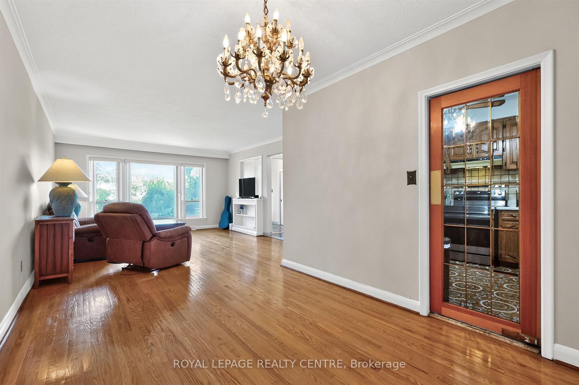 Photo 11 of 22 Euphrasia Drive, North York, Yorkdale-Glen Park — HOMEH