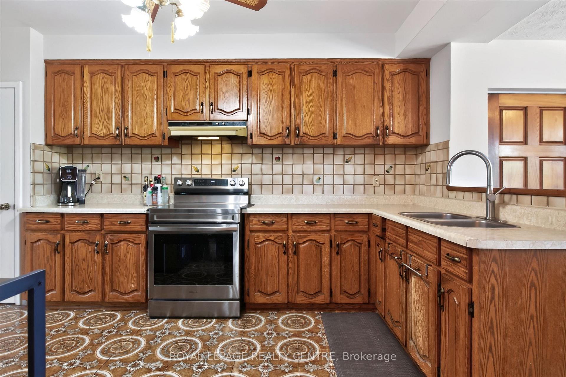 Photo 12 of 22 Euphrasia Drive, North York, Yorkdale-Glen Park — HOMEH