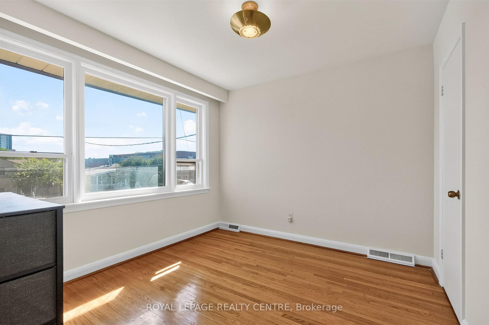 Photo 17 of 22 Euphrasia Drive, North York, Yorkdale-Glen Park — HOMEH