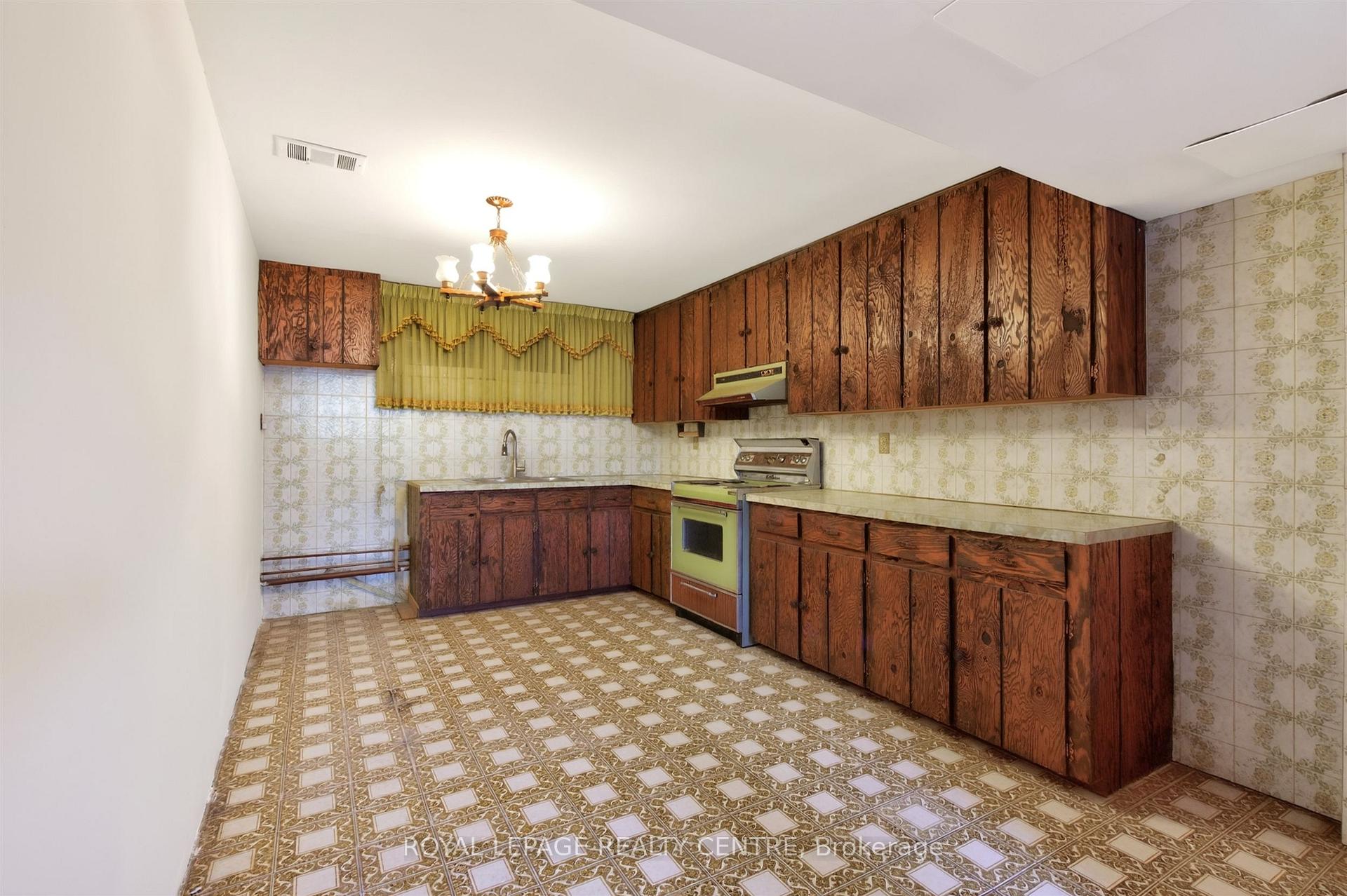 Photo 20 of 22 Euphrasia Drive, North York, Yorkdale-Glen Park — HOMEH