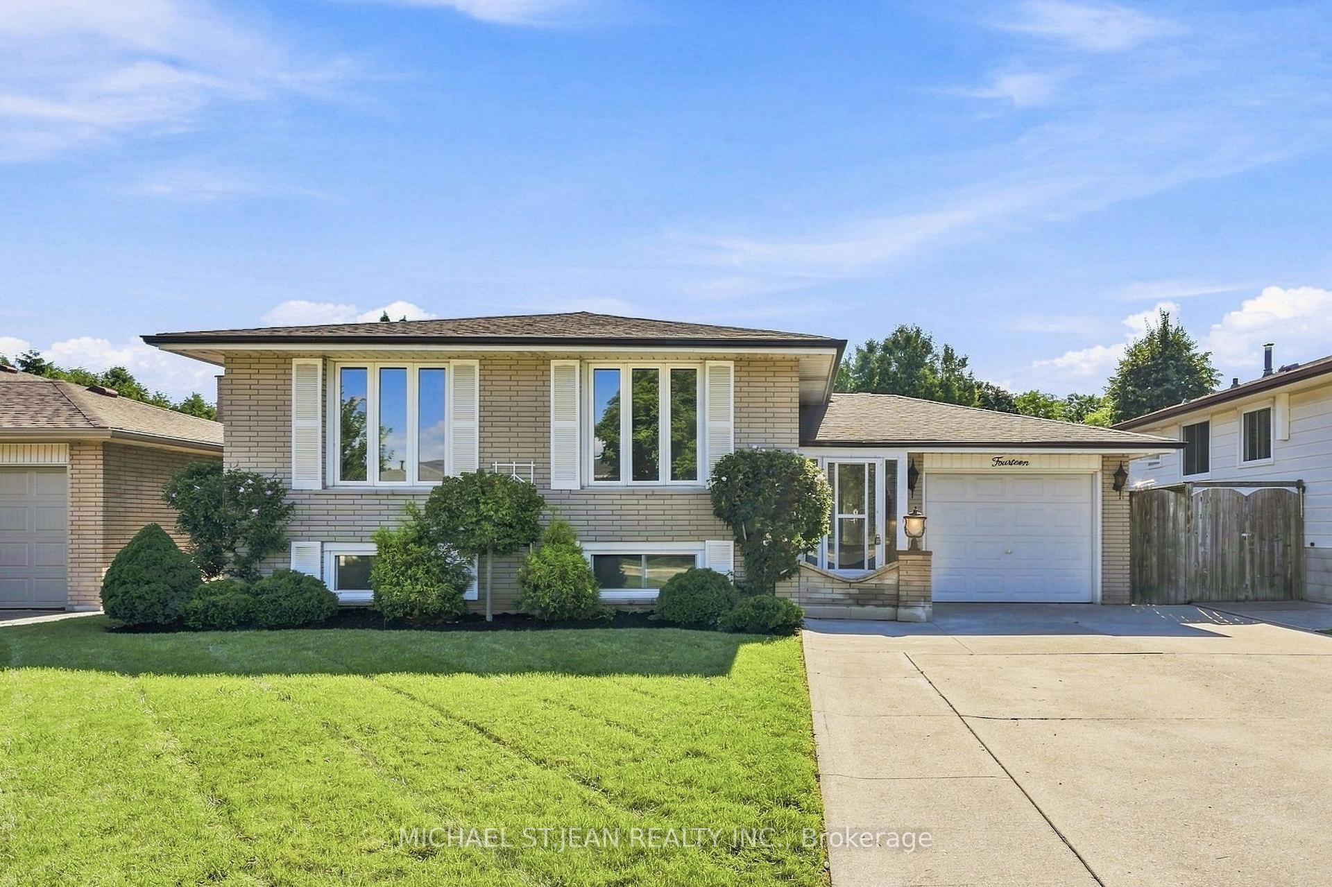 Photo 1 of 14 Green Forest Drive, Hamilton, Stoney Creek — HOMEH