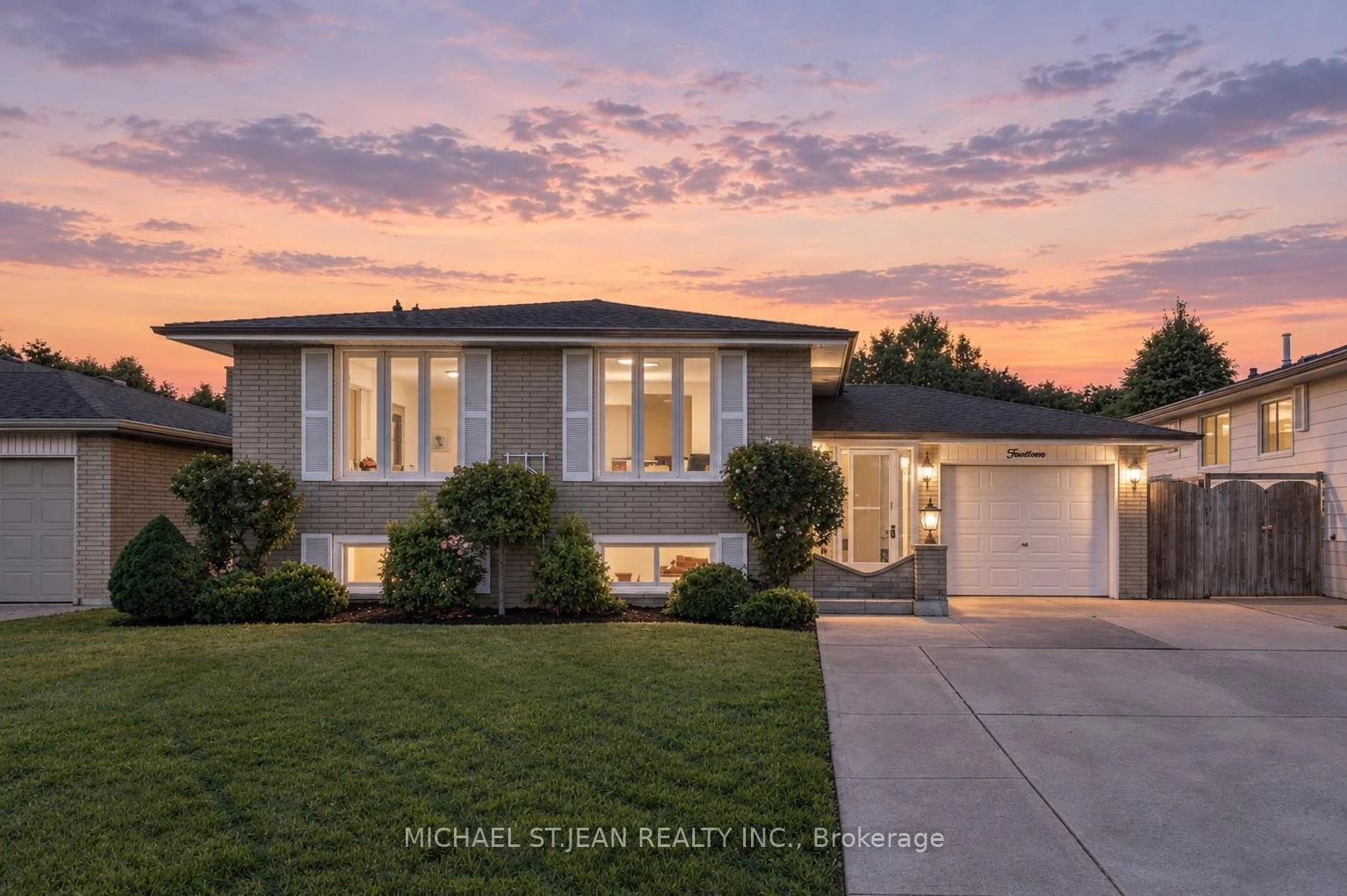 Photo 2 of 14 Green Forest Drive, Hamilton, Stoney Creek — HOMEH