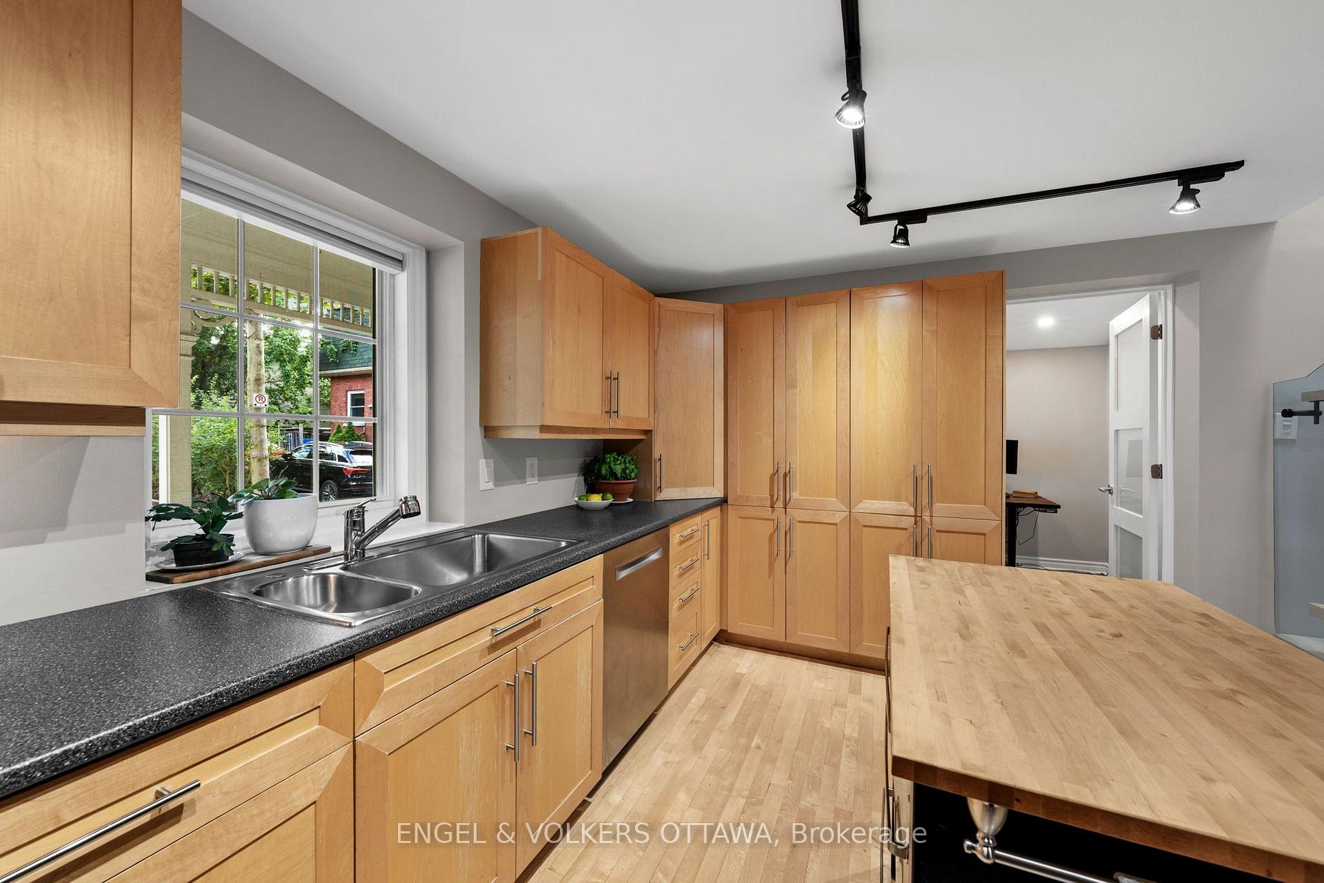 Photo 12 of 4 Avon Lane, Ottawa, New Edinburgh — HOMEH