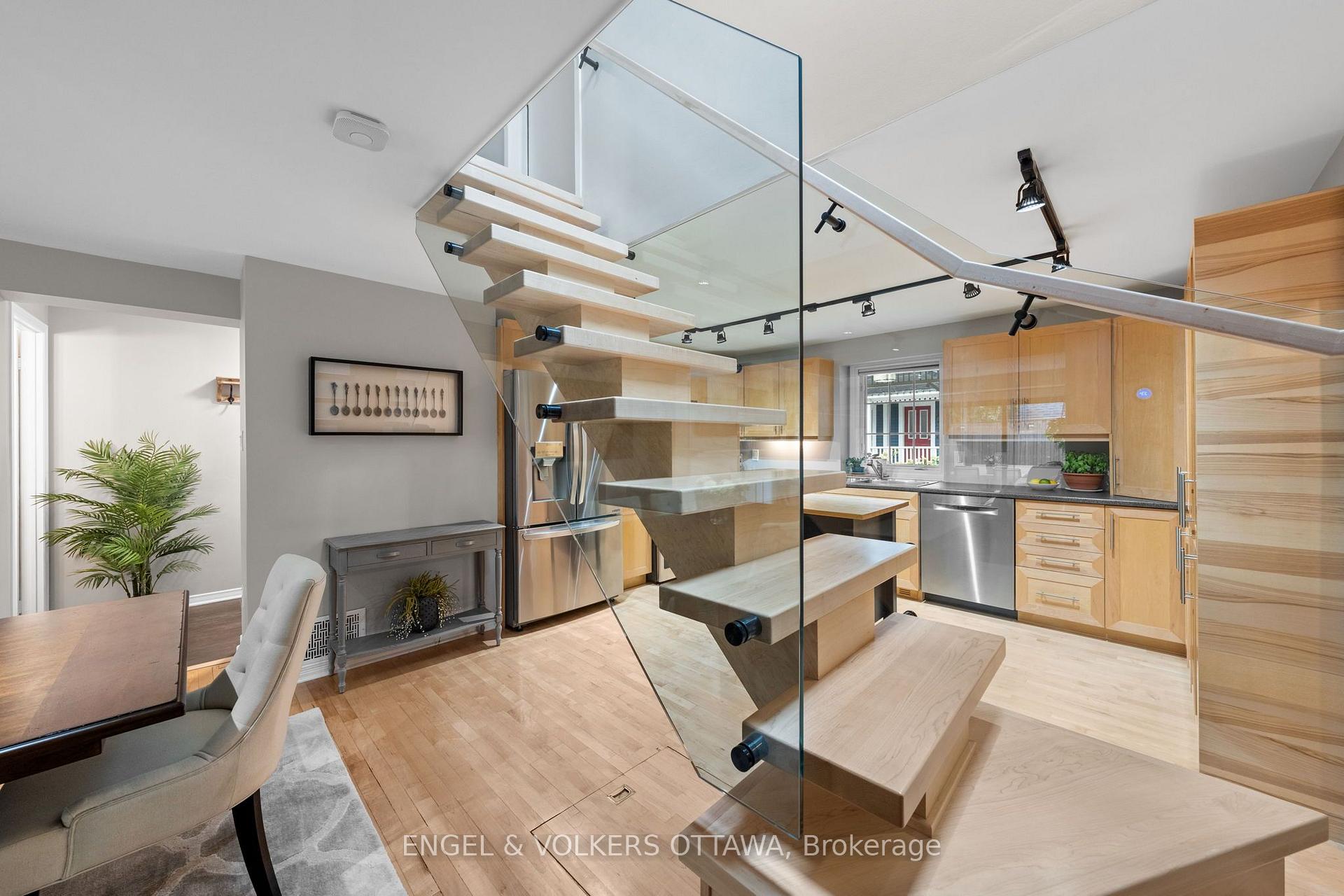 Photo 25 of 4 Avon Lane, Ottawa, New Edinburgh — HOMEH