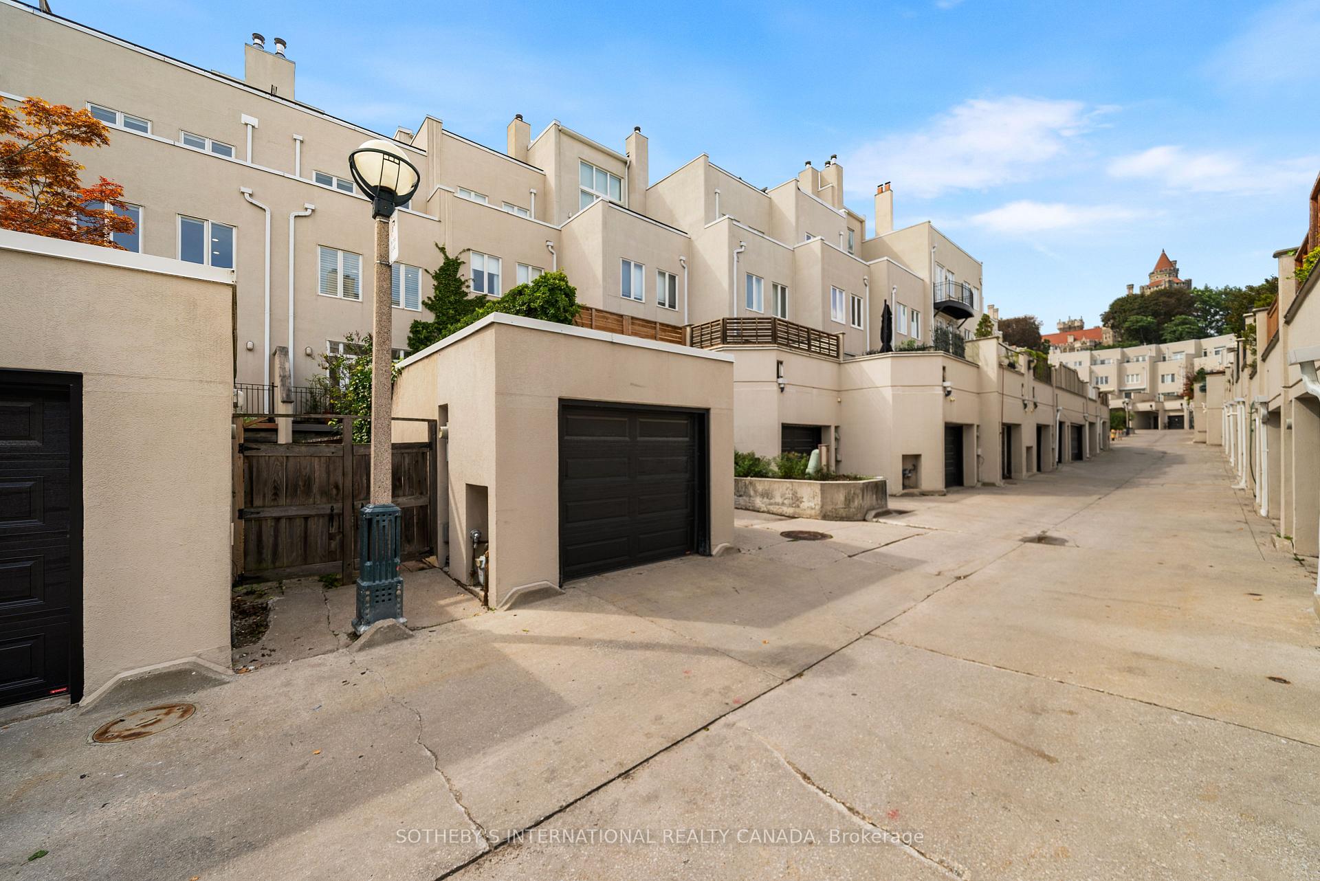 Photo 2 of 213 Walmer Road, Toronto, Casa Loma — HOMEH