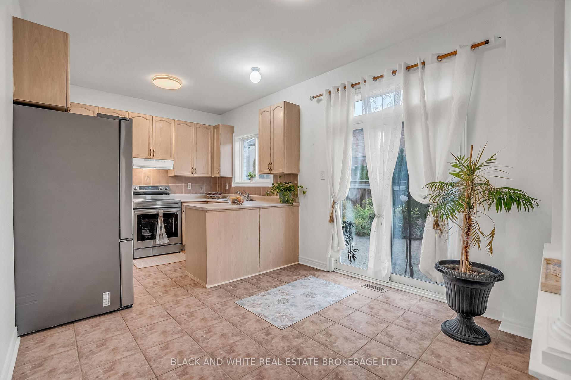 Photo 11 of 18 Daiseyfield Crescent, Vaughan, Vellore Village — HOMEH