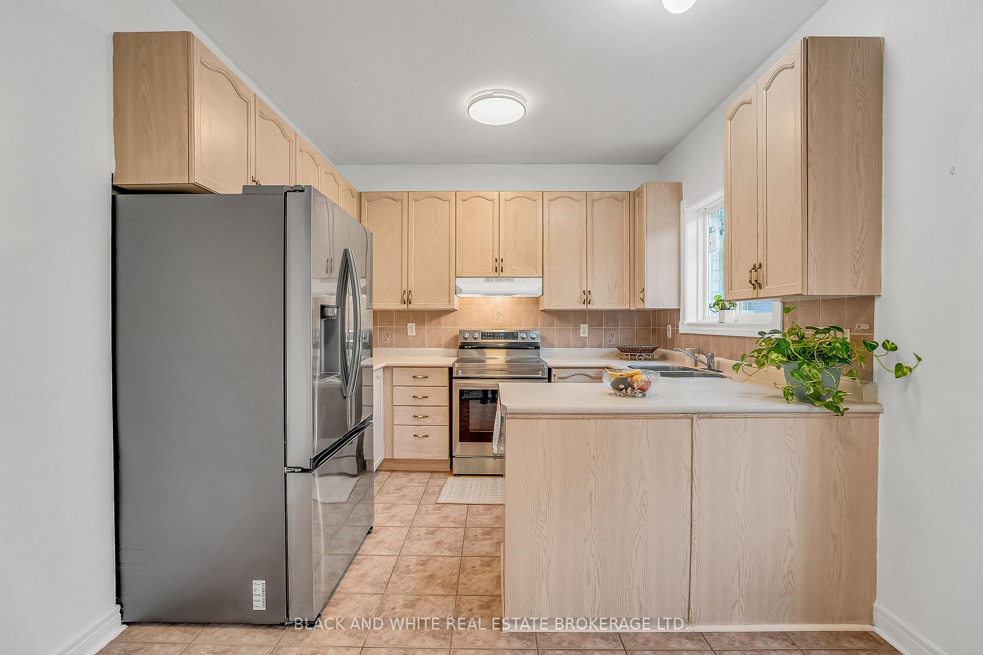 Photo 12 of 18 Daiseyfield Crescent, Vaughan, Vellore Village — HOMEH
