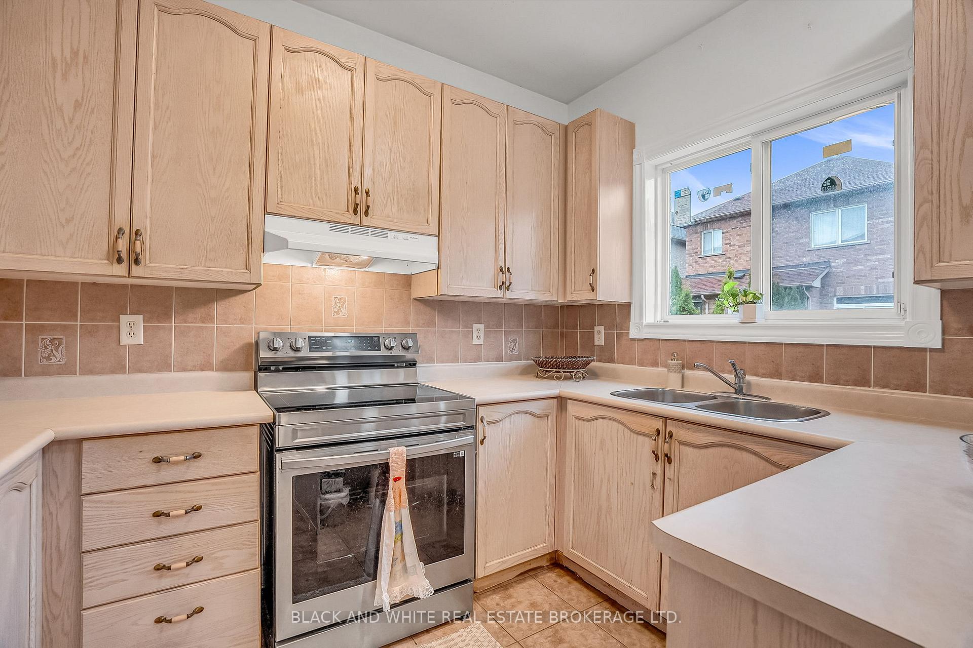 Photo 13 of 18 Daiseyfield Crescent, Vaughan, Vellore Village — HOMEH
