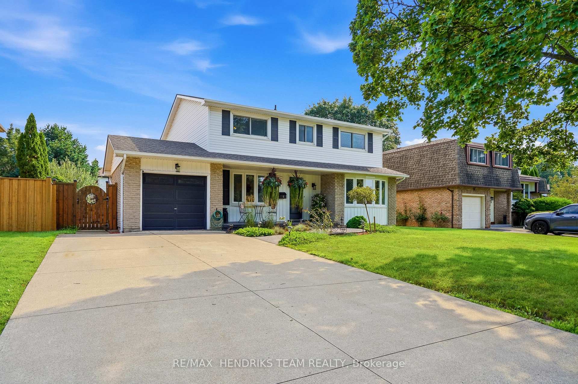 Photo 2 of 4 Royal Orchard Crescent, St. Catharines, Lakeport — HOMEH