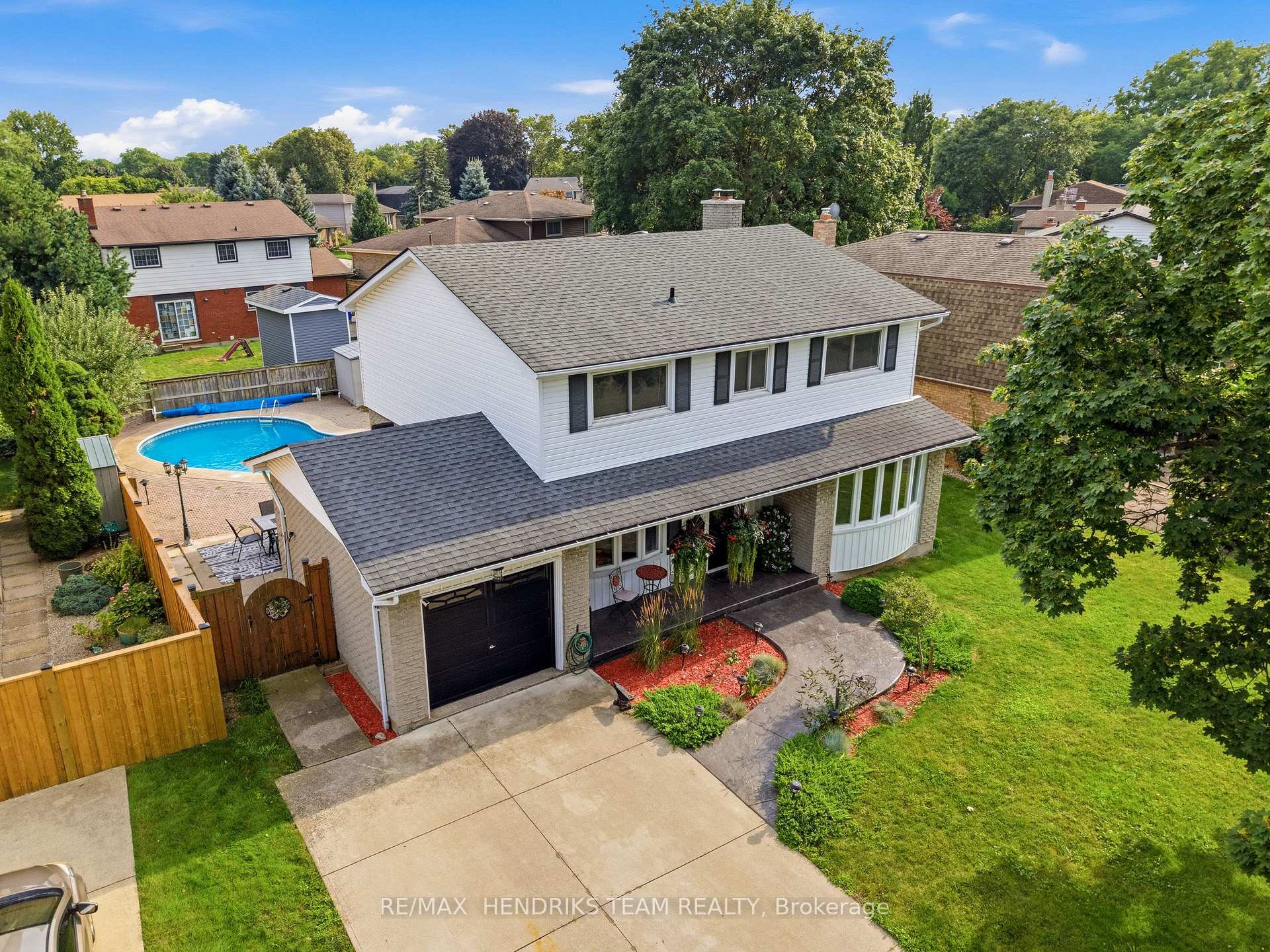 Photo 3 of 4 Royal Orchard Crescent, St. Catharines, Lakeport — HOMEH