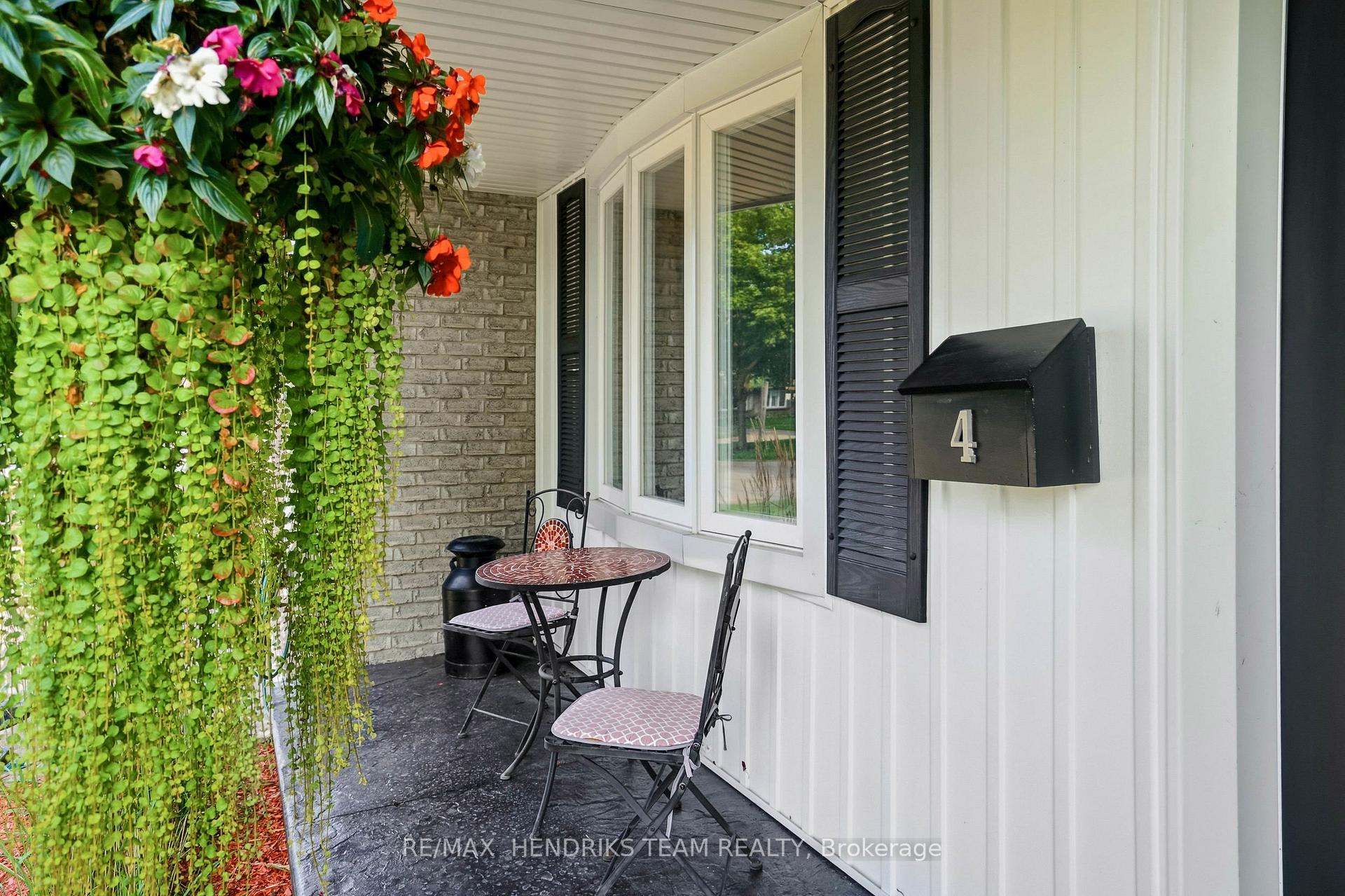 Photo 5 of 4 Royal Orchard Crescent, St. Catharines, Lakeport — HOMEH
