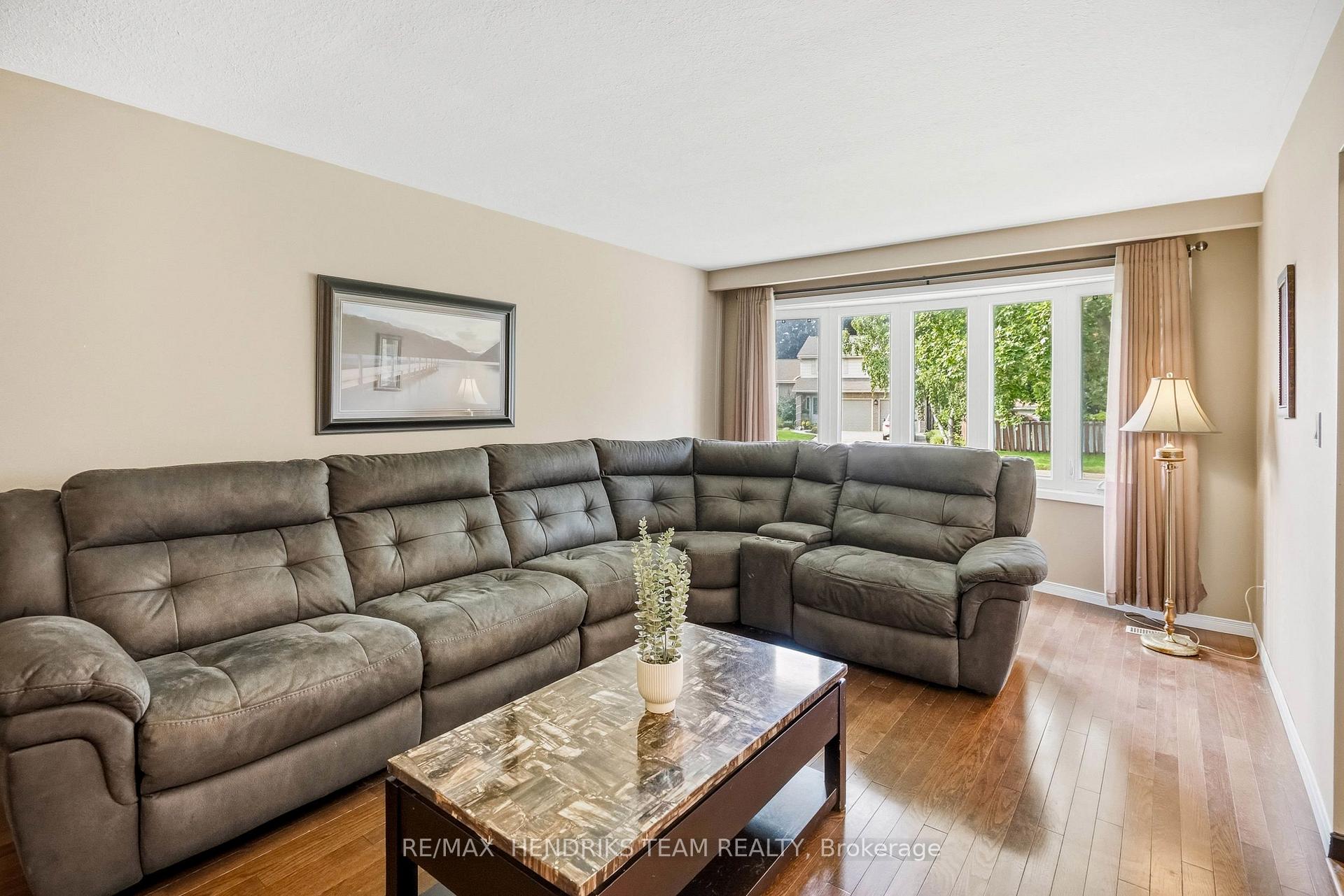 Photo 7 of 4 Royal Orchard Crescent, St. Catharines, Lakeport — HOMEH