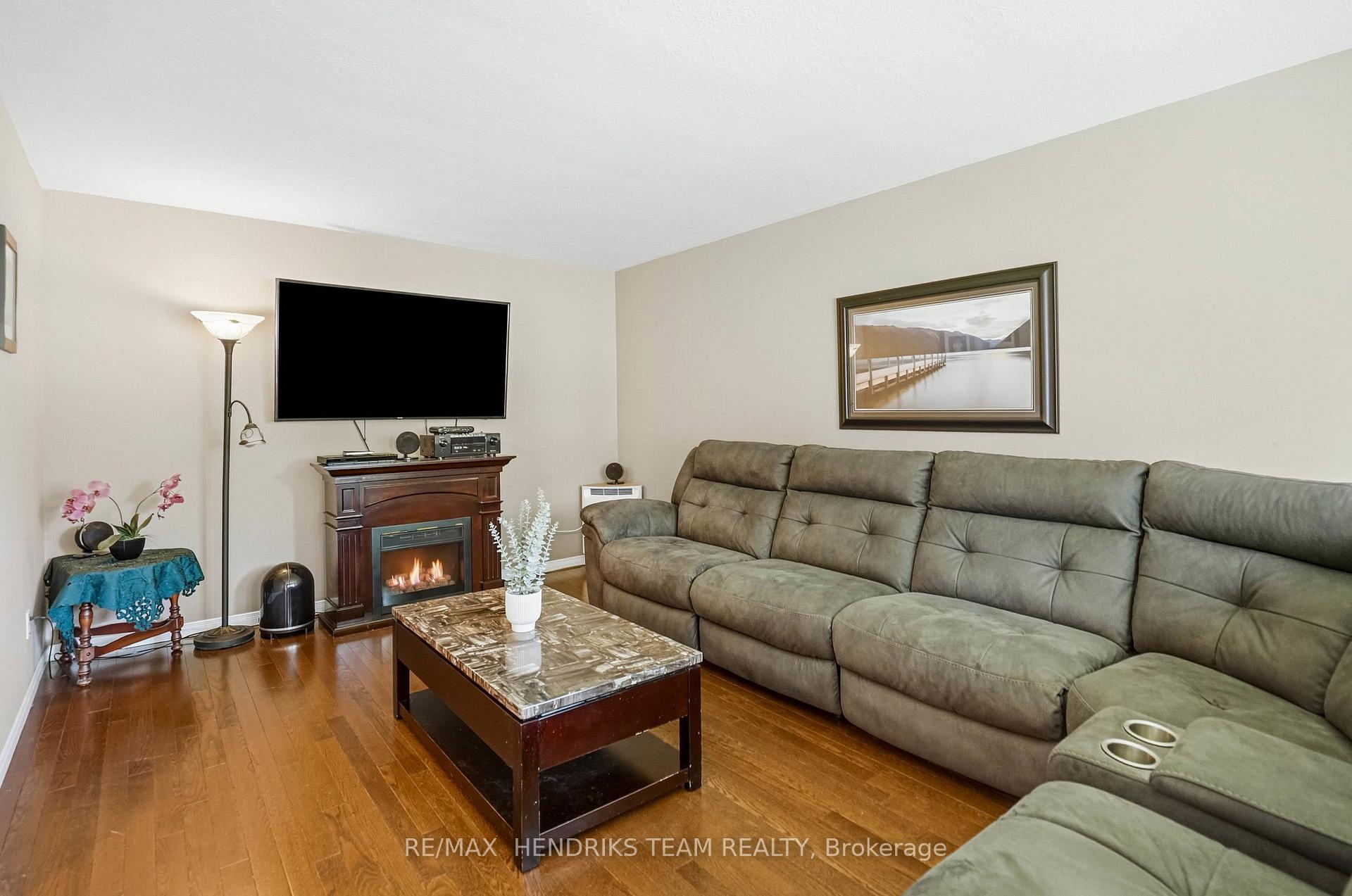 Photo 8 of 4 Royal Orchard Crescent, St. Catharines, Lakeport — HOMEH