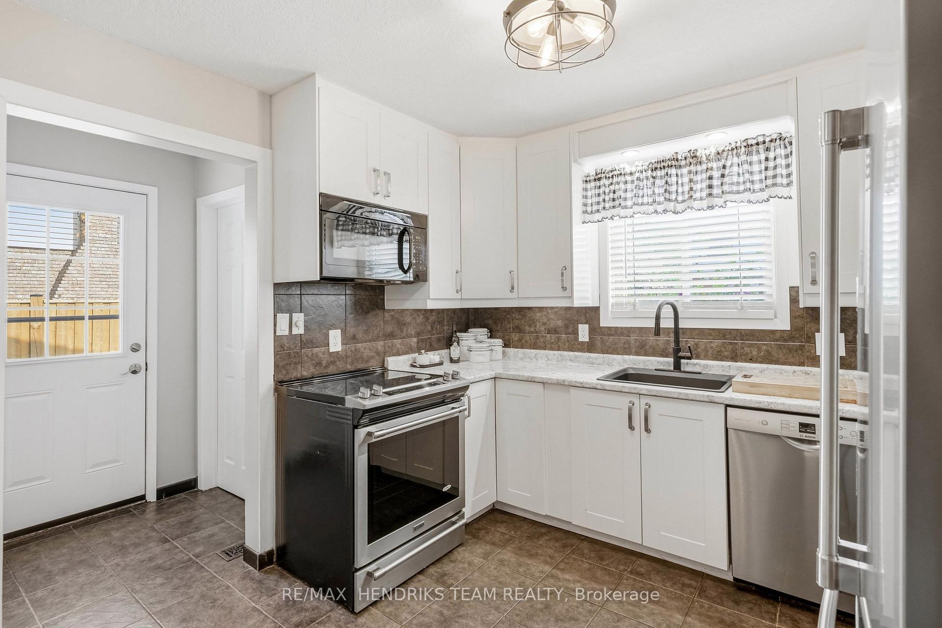 Photo 11 of 4 Royal Orchard Crescent, St. Catharines, Lakeport — HOMEH