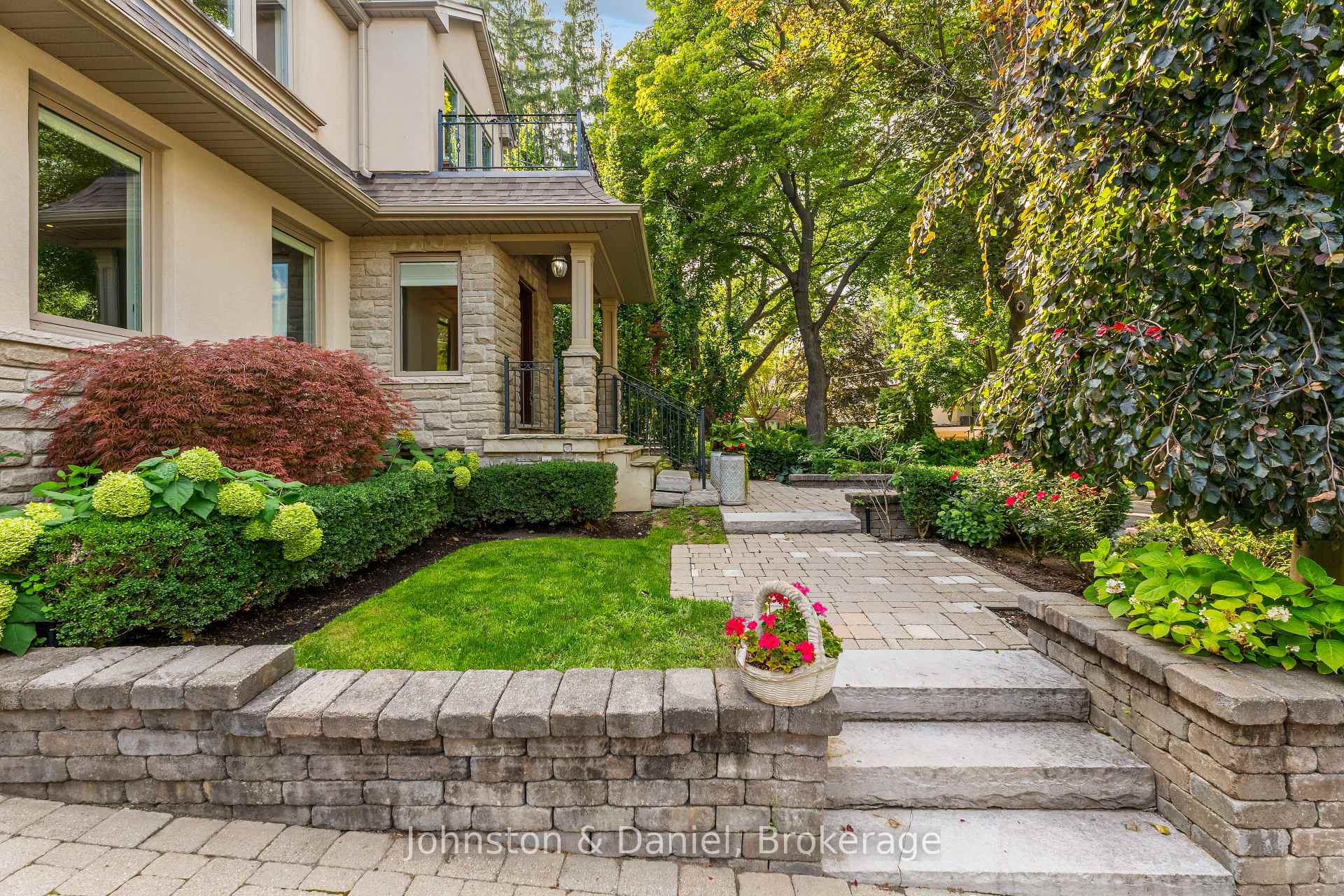 Photo 3 of 77 Lawrence Crescent, Toronto, Lawrence Park South — HOMEH