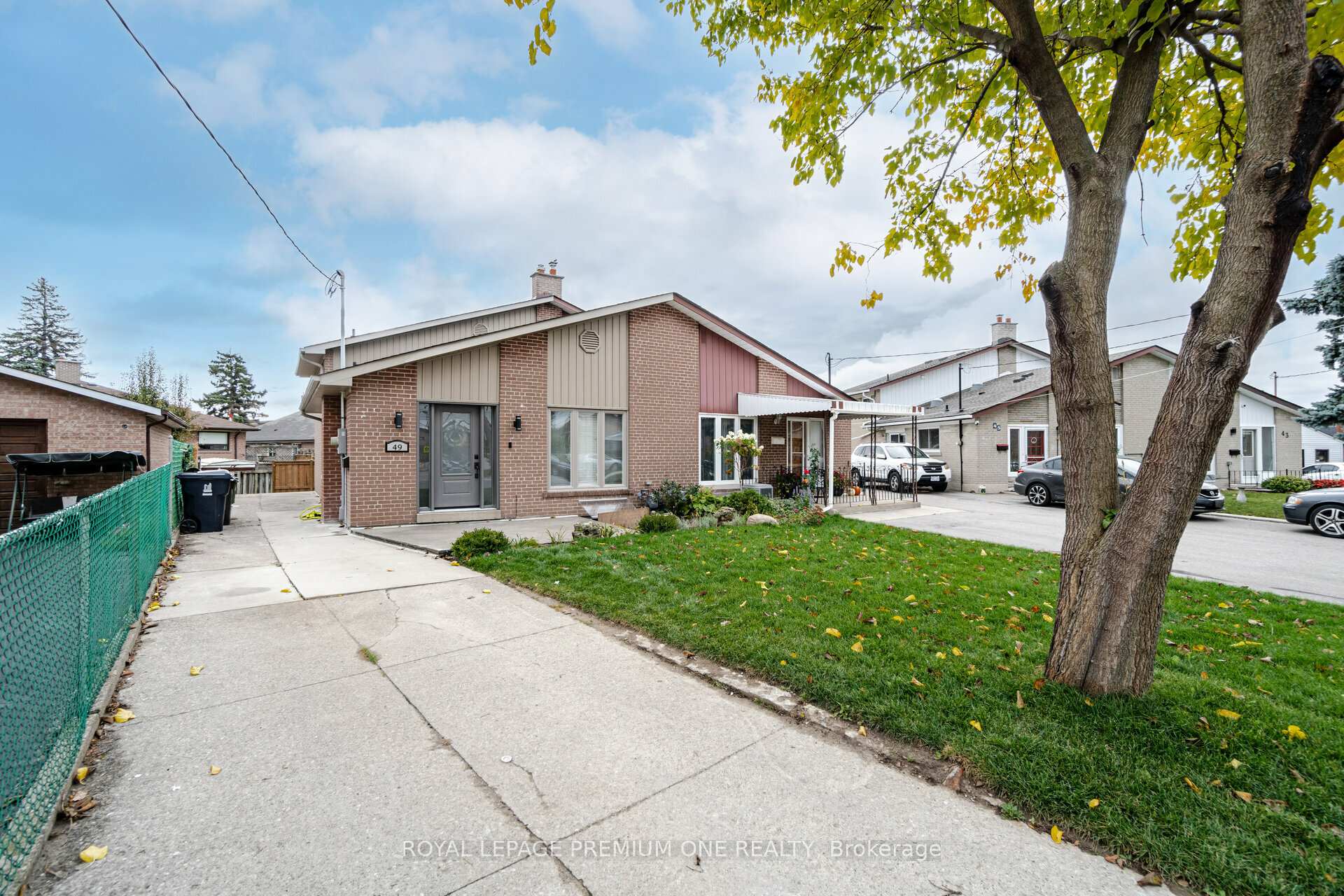 Photo 3 of 49 Gulfstream Road E, North York, Humbermede — HOMEH