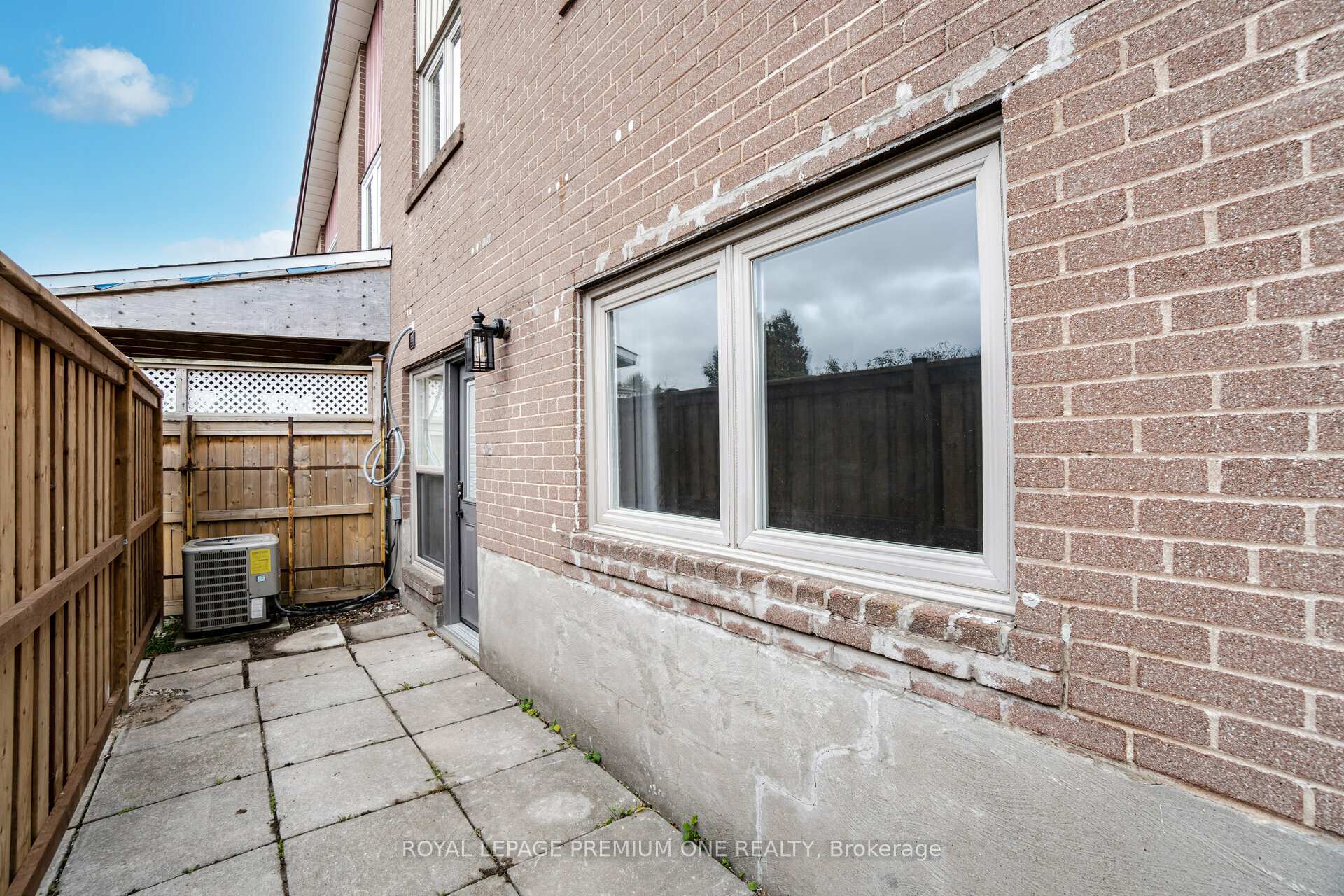 Photo 4 of 49 Gulfstream Road E, North York, Humbermede — HOMEH