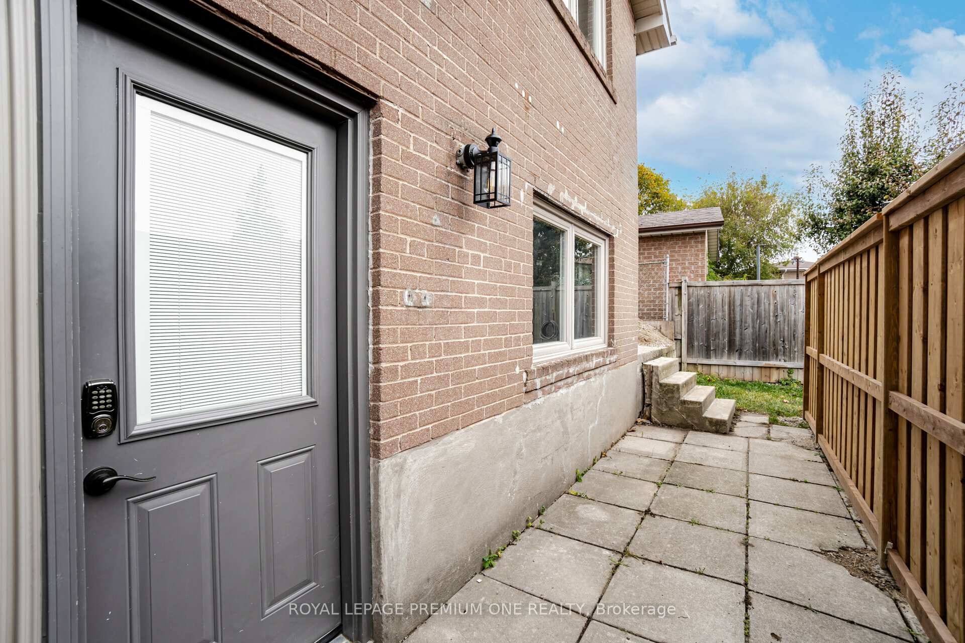 Photo 6 of 49 Gulfstream Road E, North York, Humbermede — HOMEH