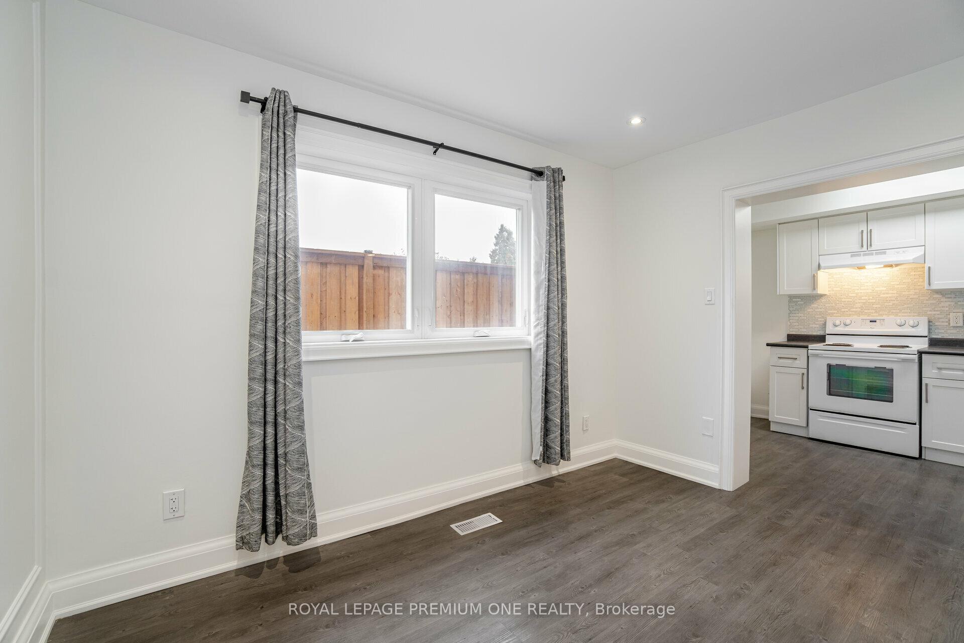 Photo 16 of 49 Gulfstream Road E, North York, Humbermede — HOMEH