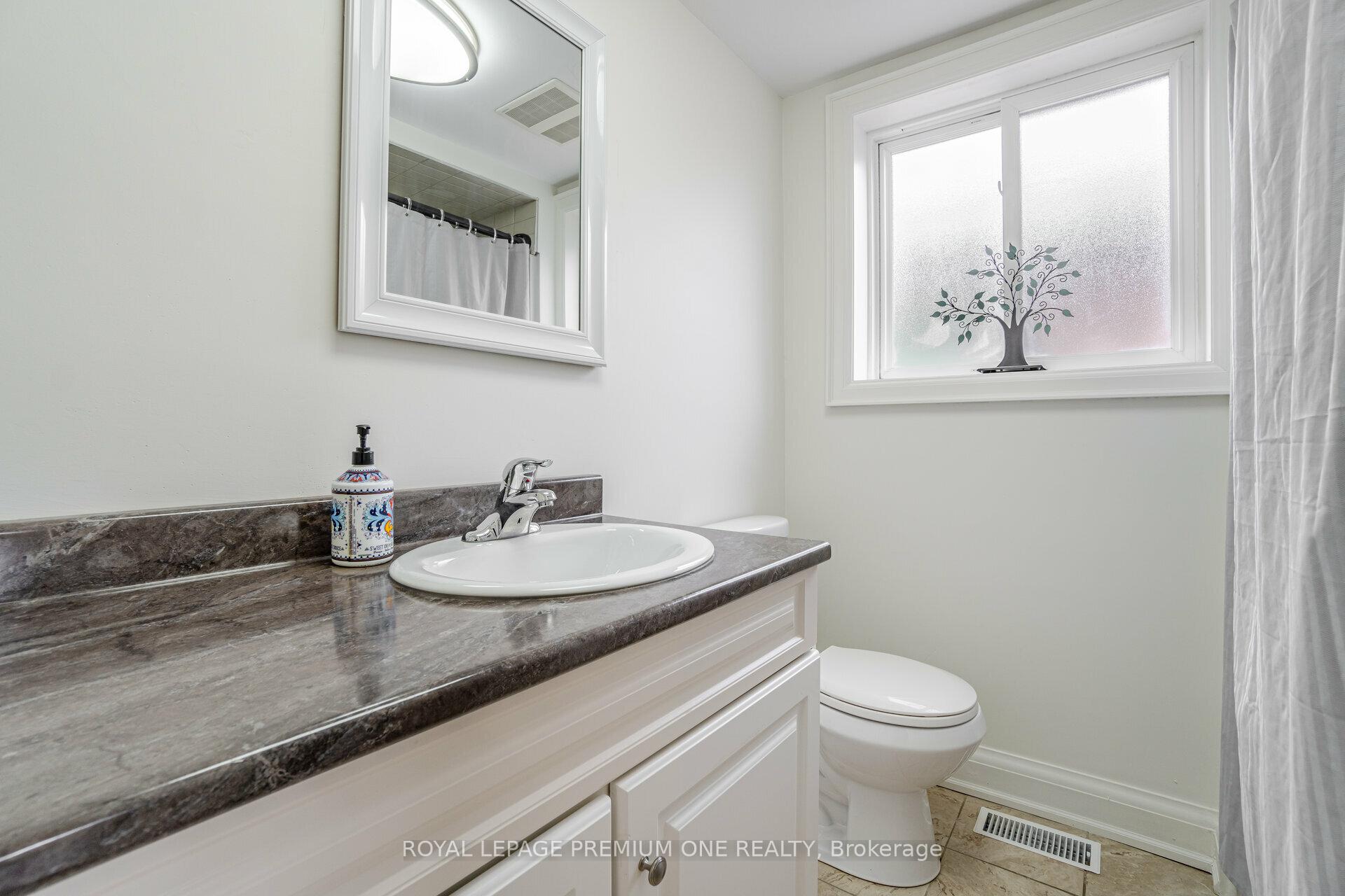 Photo 19 of 49 Gulfstream Road E, North York, Humbermede — HOMEH