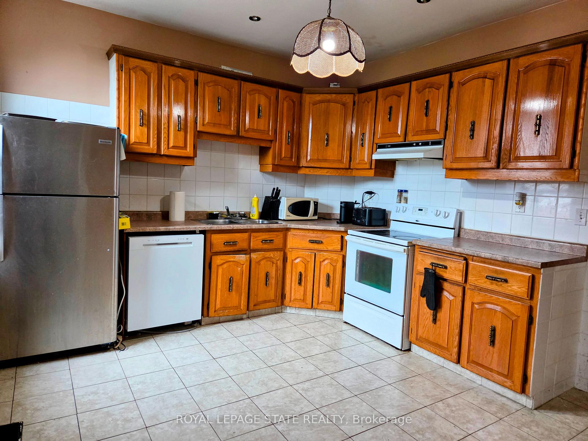 Photo 11 of 72 Emerald Street N, Hamilton, Landsdale — HOMEH