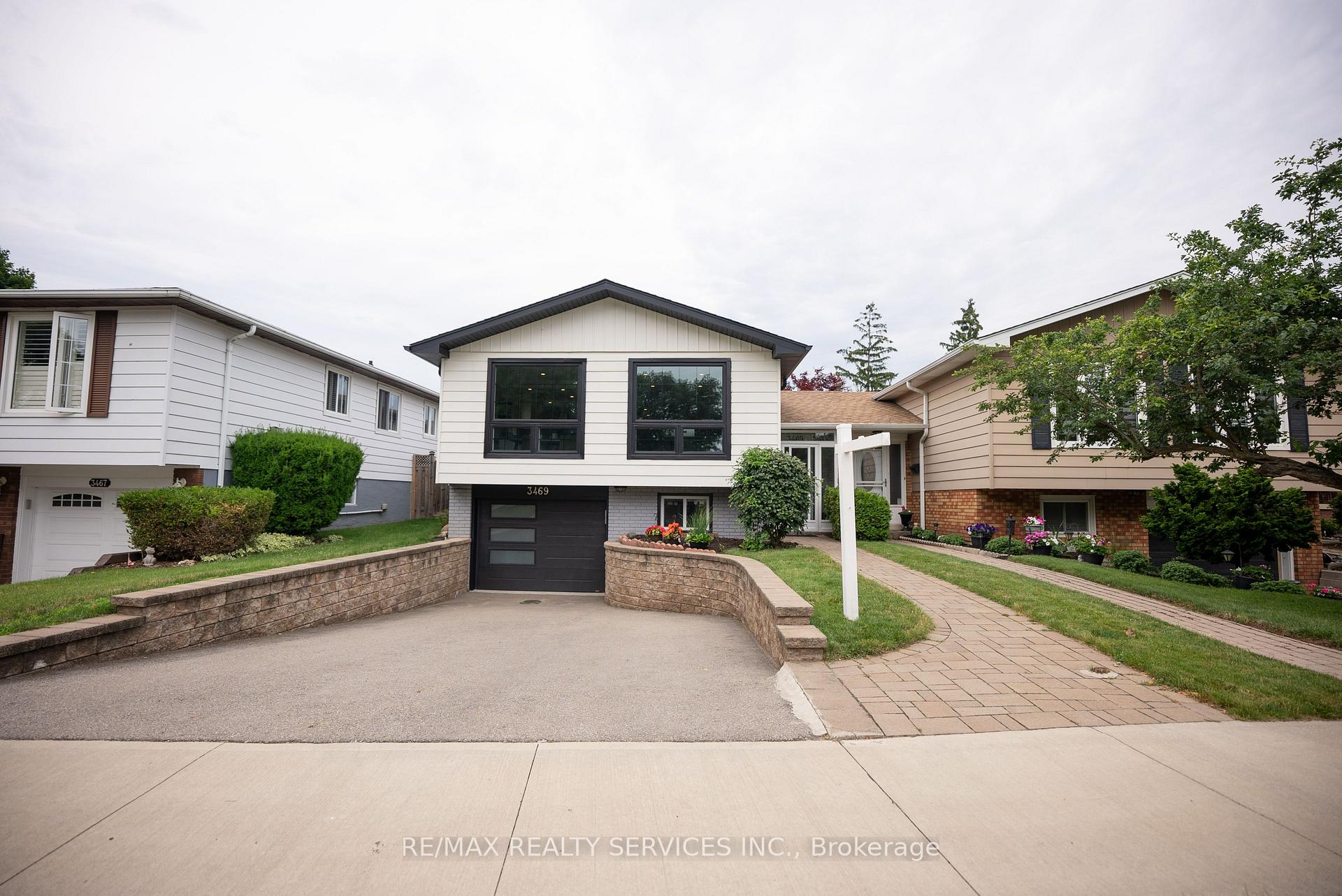 Photo 2 of 3469 Caplan Crescent, Burlington, Roseland — HOMEH