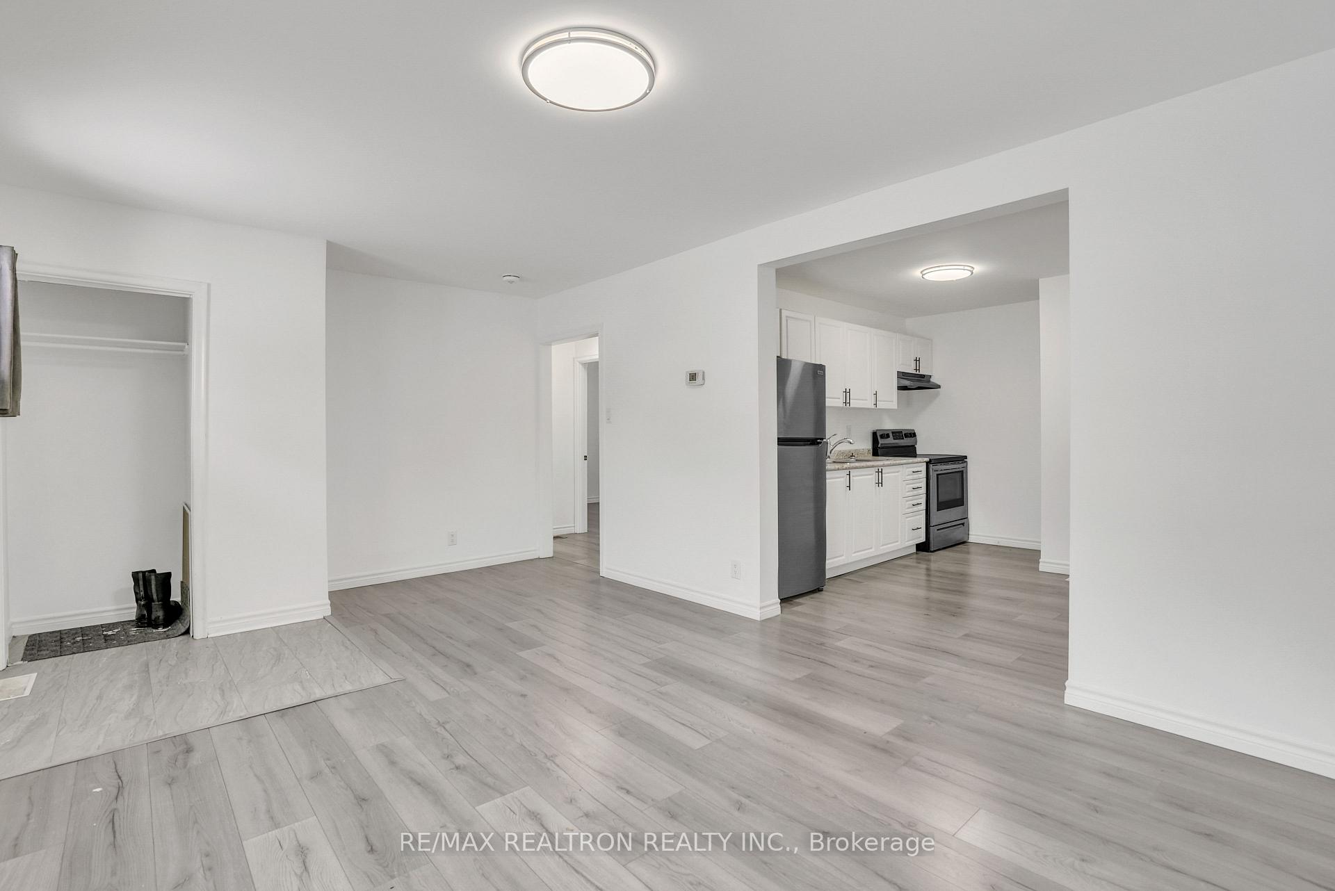 Photo 2 of 212 Little Avenue, Barrie, Allandale Heights — HOMEH