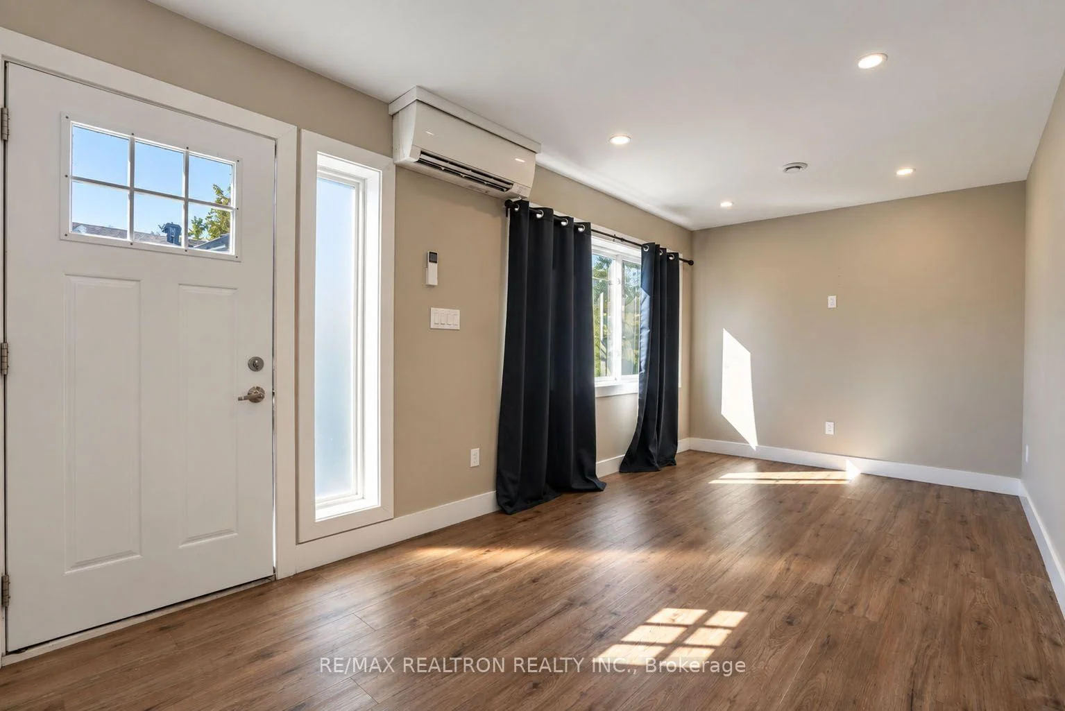 Photo 8 of 212 Little Avenue, Barrie, Allandale Heights — HOMEH