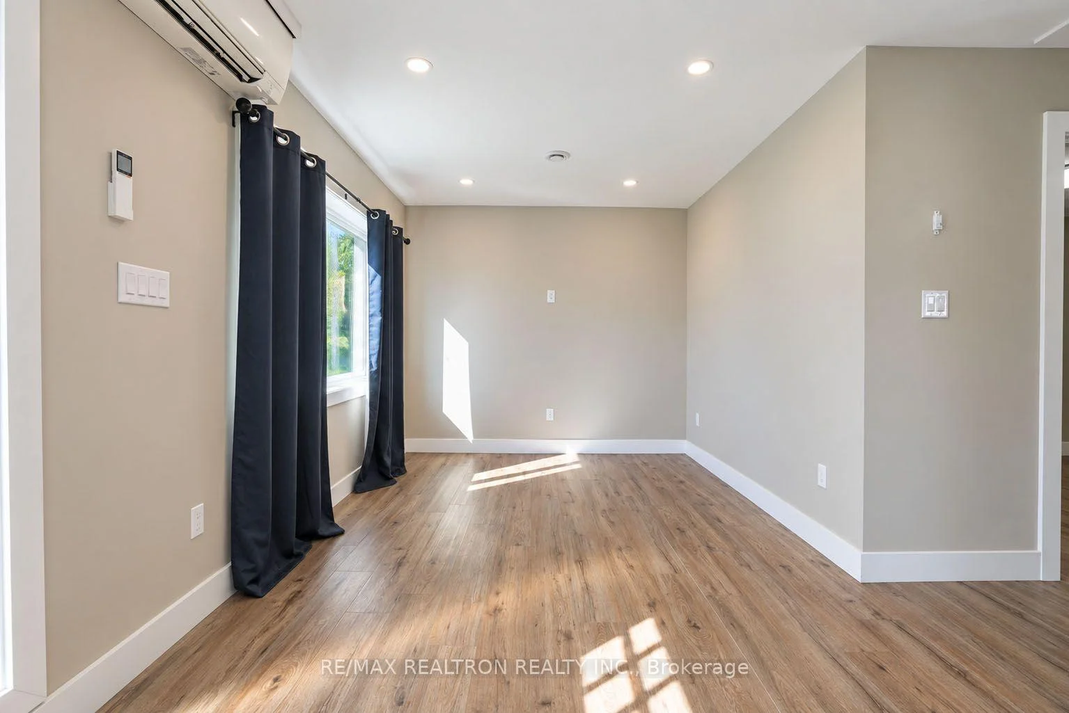 Photo 10 of 212 Little Avenue, Barrie, Allandale Heights — HOMEH