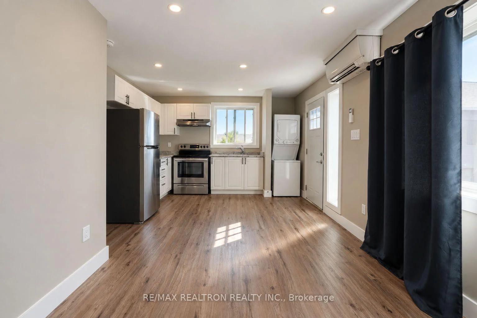 Photo 12 of 212 Little Avenue, Barrie, Allandale Heights — HOMEH