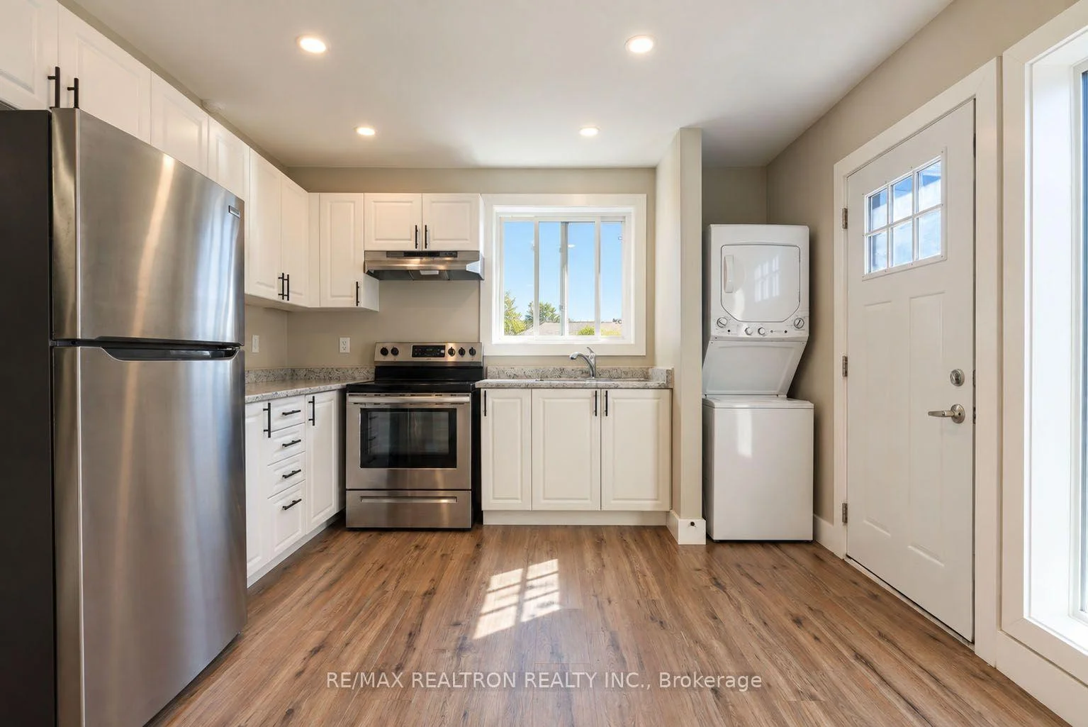 Photo 16 of 212 Little Avenue, Barrie, Allandale Heights — HOMEH
