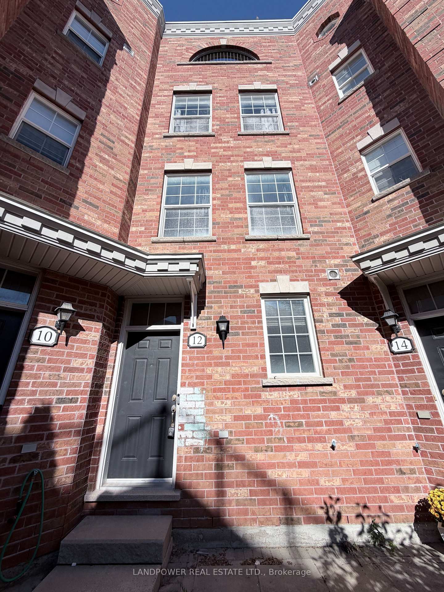Photo 2 of 12 Fairhead Mews, Toronto, East End-Danforth — HOMEH