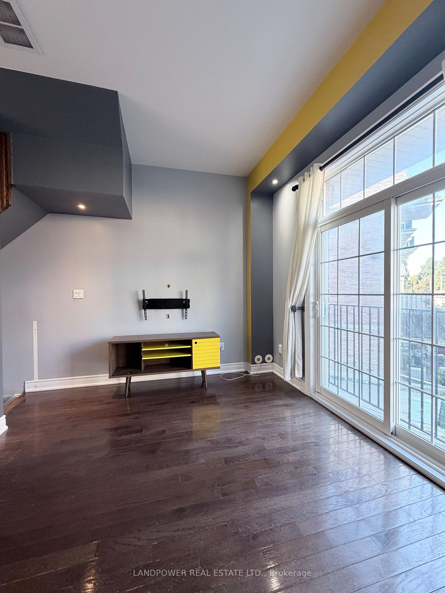 Photo 4 of 12 Fairhead Mews, Toronto, East End-Danforth — HOMEH