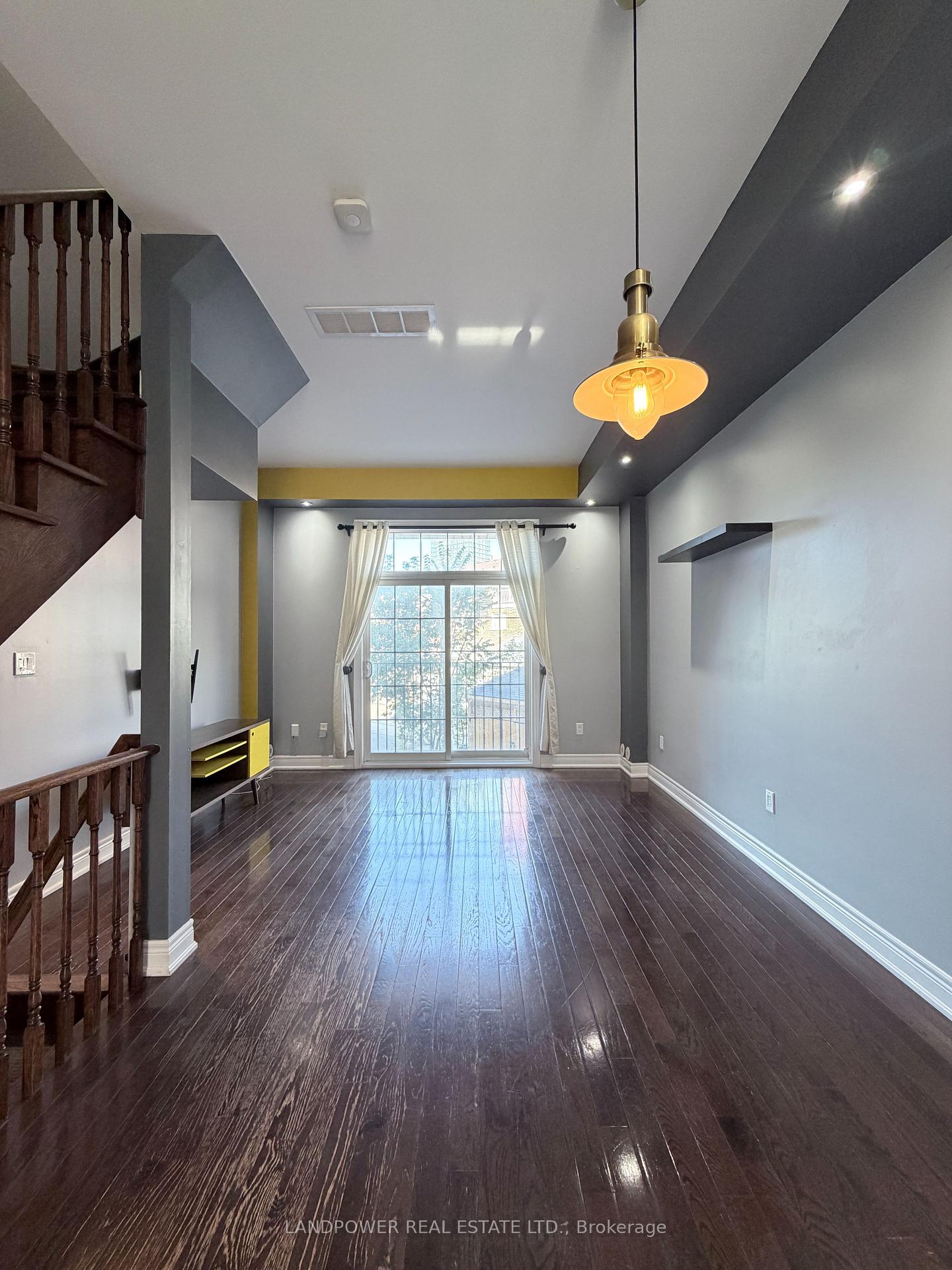 Photo 5 of 12 Fairhead Mews, Toronto, East End-Danforth — HOMEH
