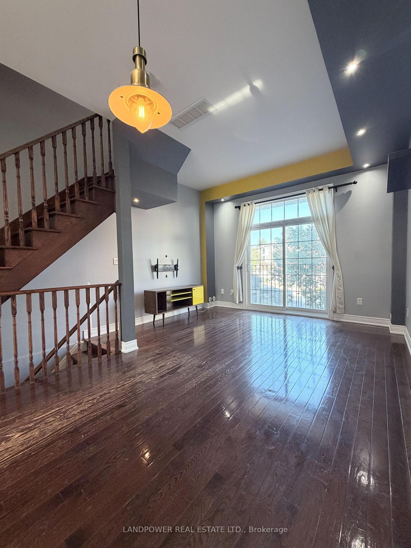 Photo 6 of 12 Fairhead Mews, Toronto, East End-Danforth — HOMEH