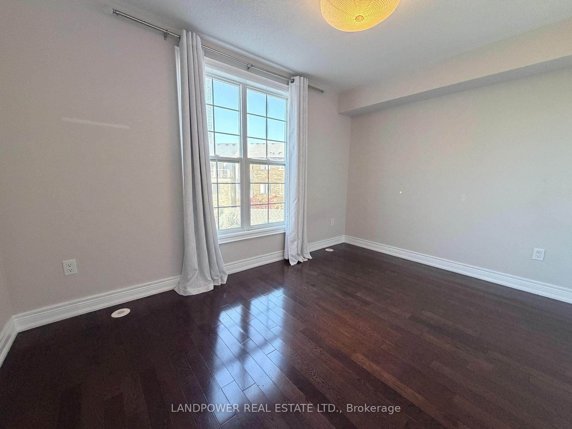 Photo 11 of 12 Fairhead Mews, Toronto, East End-Danforth — HOMEH