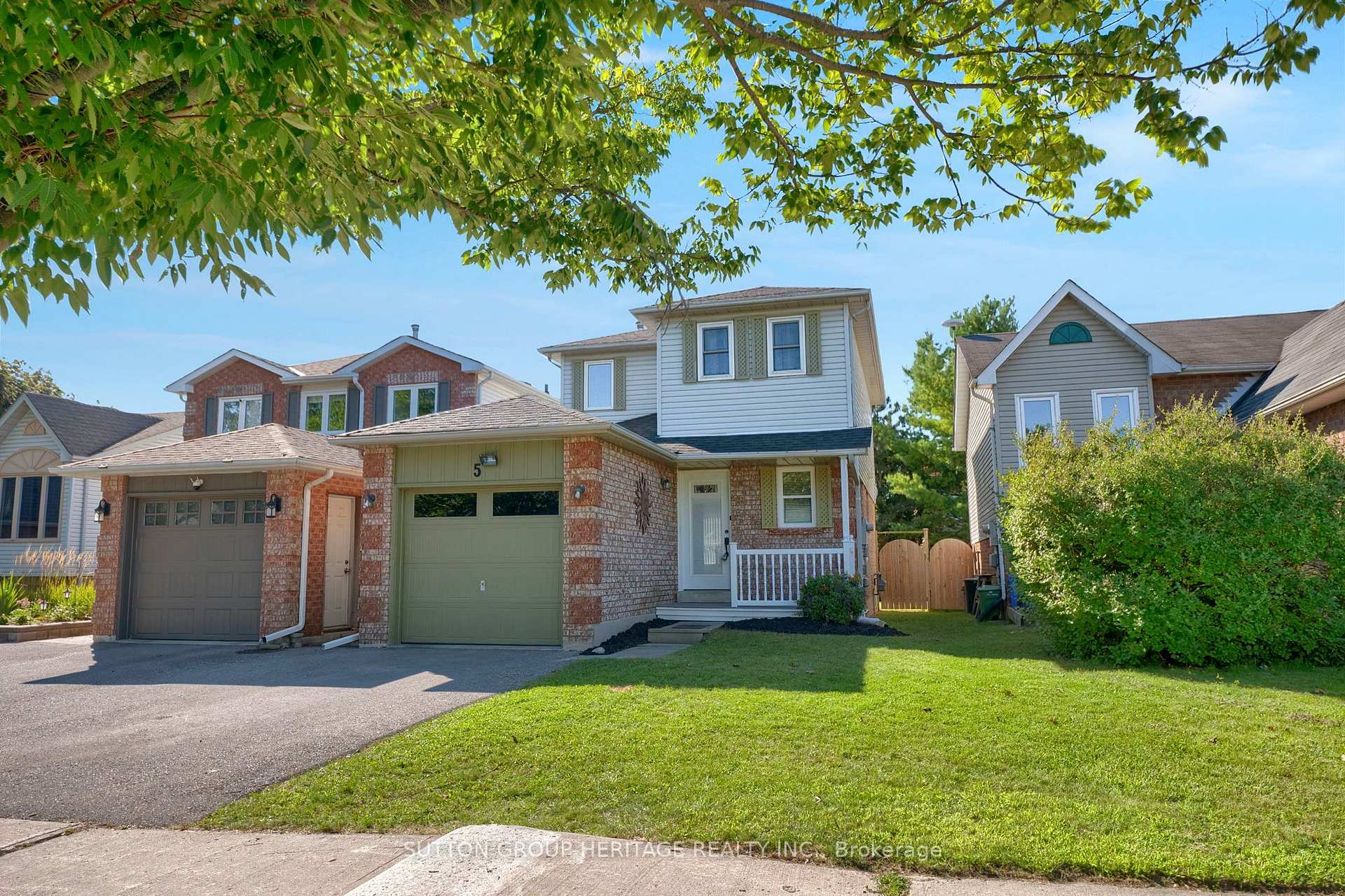 Photo 2 of 5 Fenwick Avenue, Clarington, Bowmanville — HOMEH