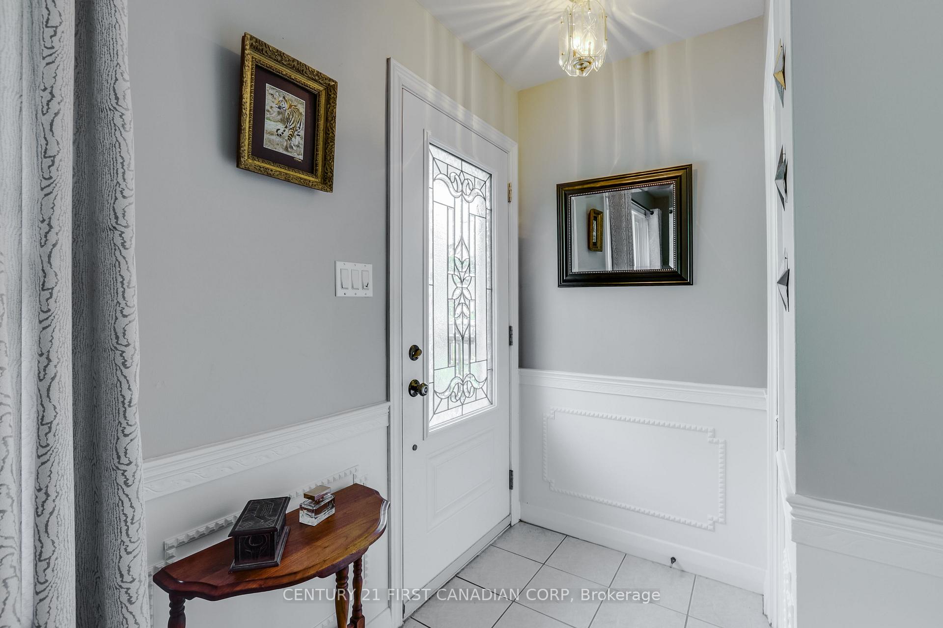 Photo 3 of 62 Thorncrest Crescent, London, South D — HOMEH