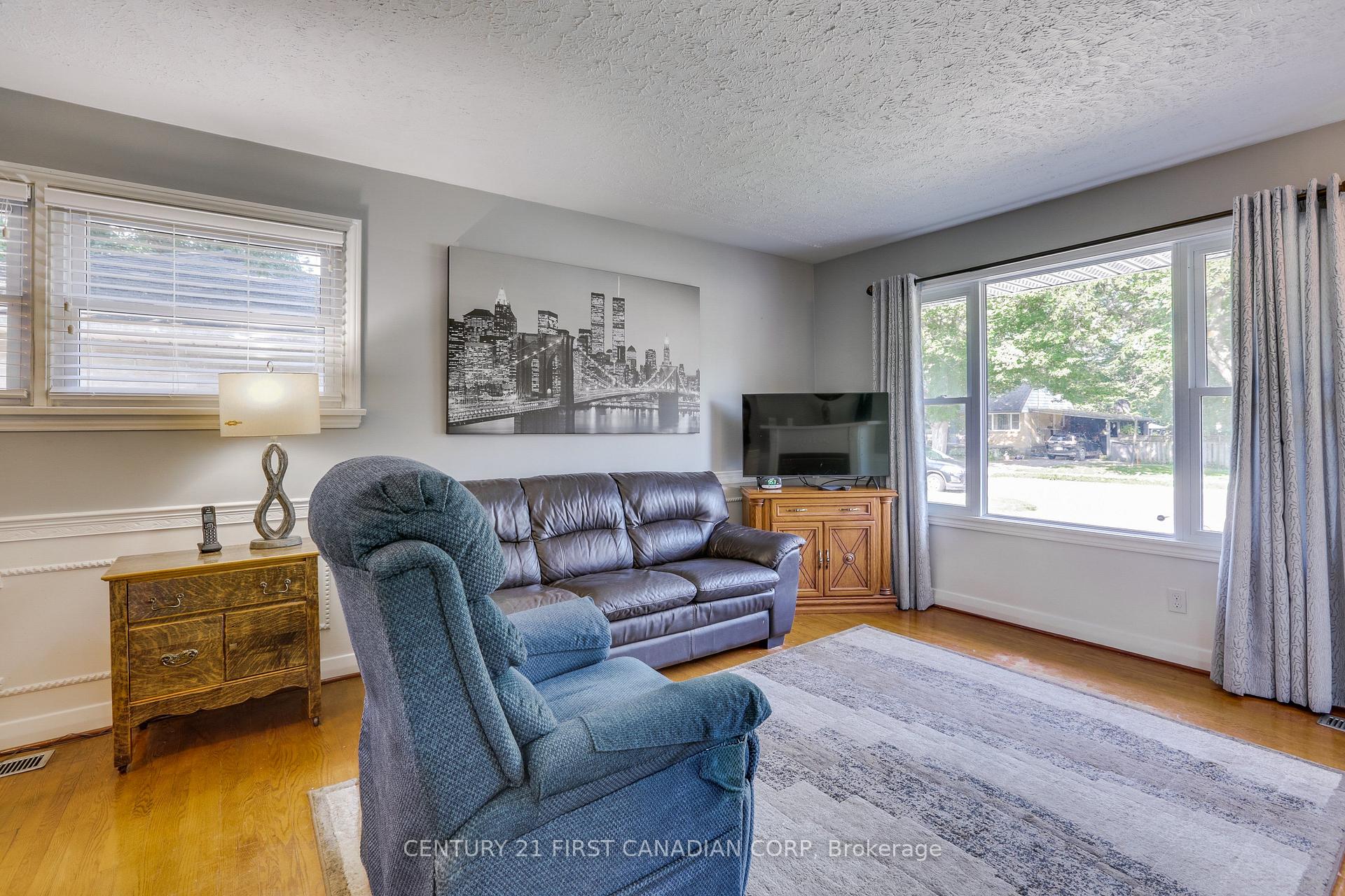 Photo 6 of 62 Thorncrest Crescent, London, South D — HOMEH