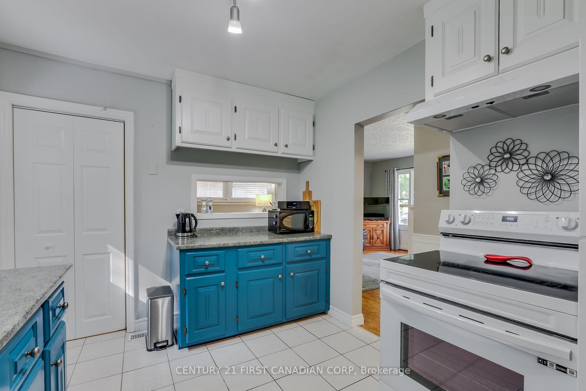 Photo 14 of 62 Thorncrest Crescent, London, South D — HOMEH