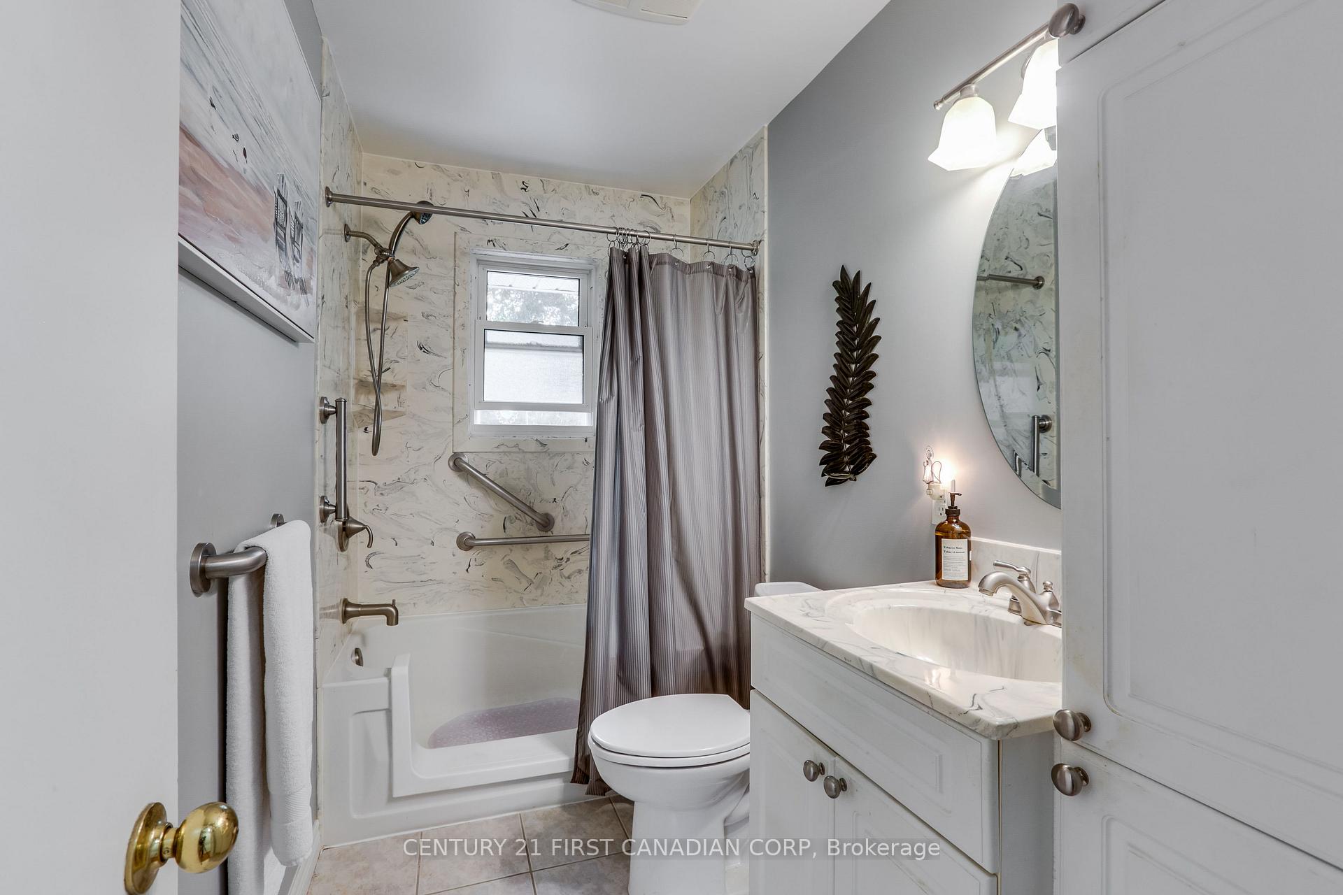 Photo 18 of 62 Thorncrest Crescent, London, South D — HOMEH