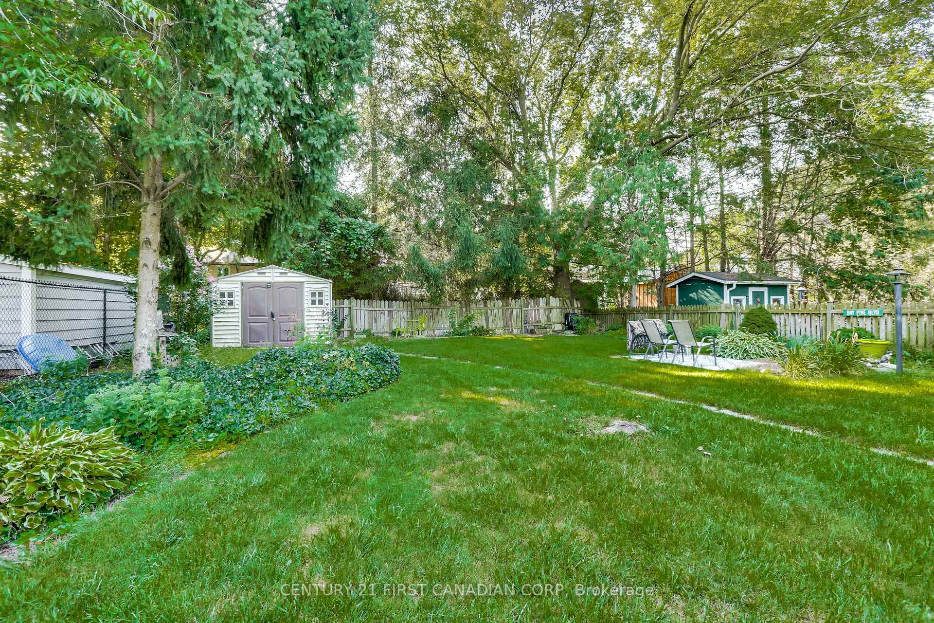 Photo 32 of 62 Thorncrest Crescent, London, South D — HOMEH
