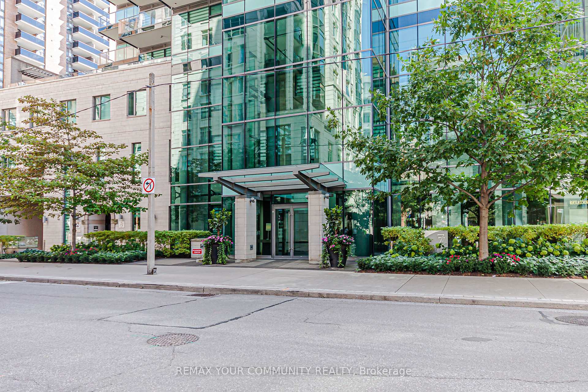 Photo 4 of Unit 902, 77 Charles Street W, Toronto, Bay Street Corridor — HOMEH