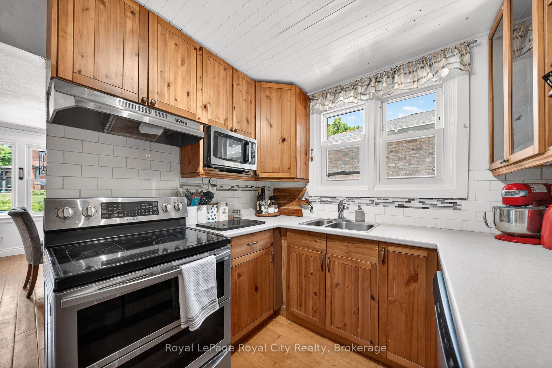 Photo 15 of 157 Grange Street, Guelph, St. George's — HOMEH