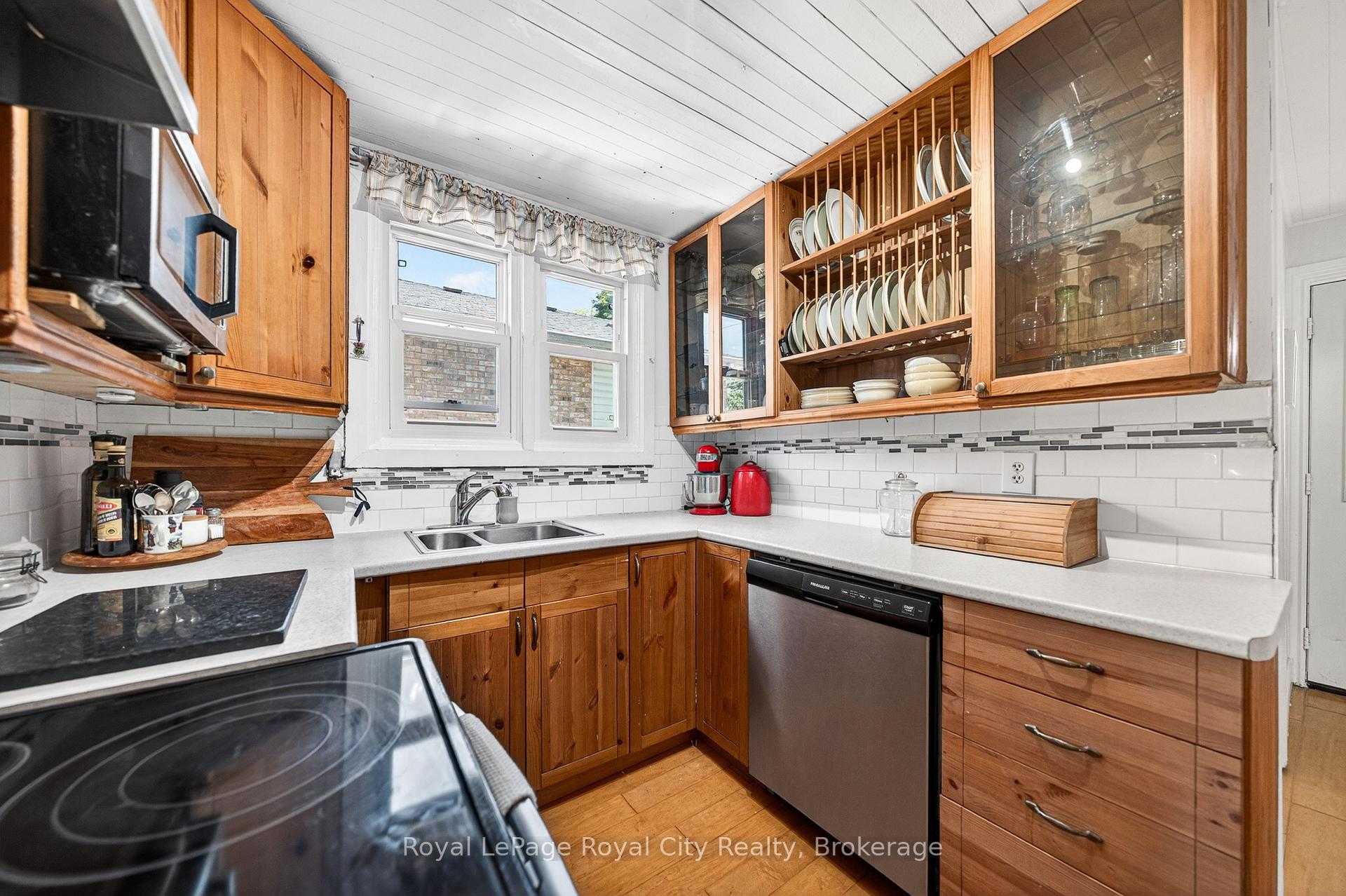 Photo 16 of 157 Grange Street, Guelph, St. George's — HOMEH