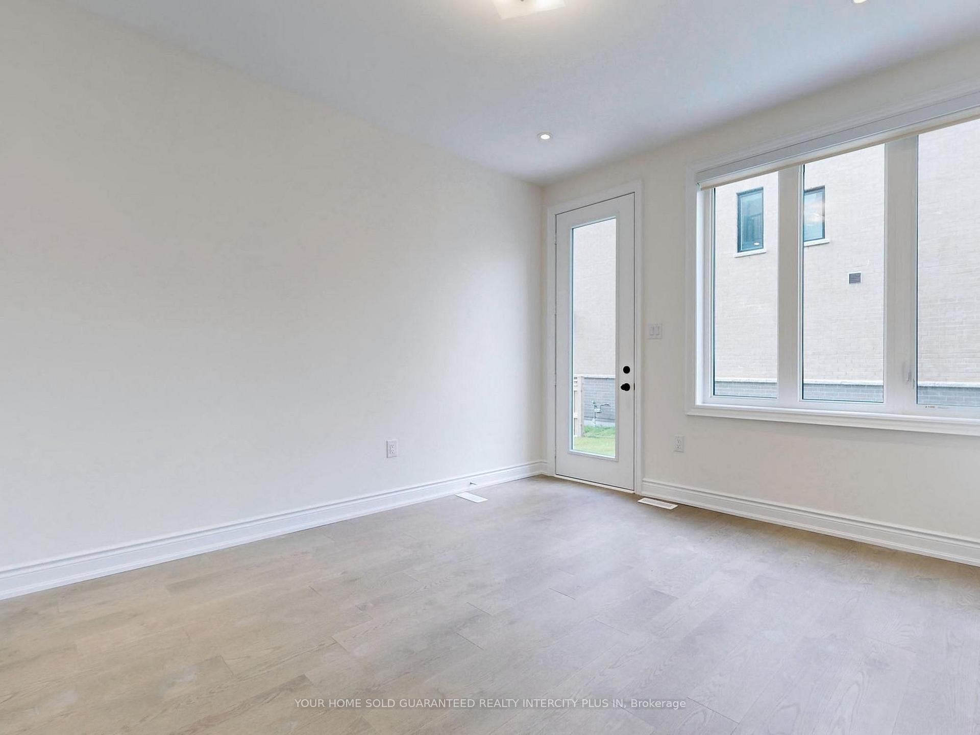 Photo 4 of 124 Tennant Circle, Vaughan, Vellore Village — HOMEH