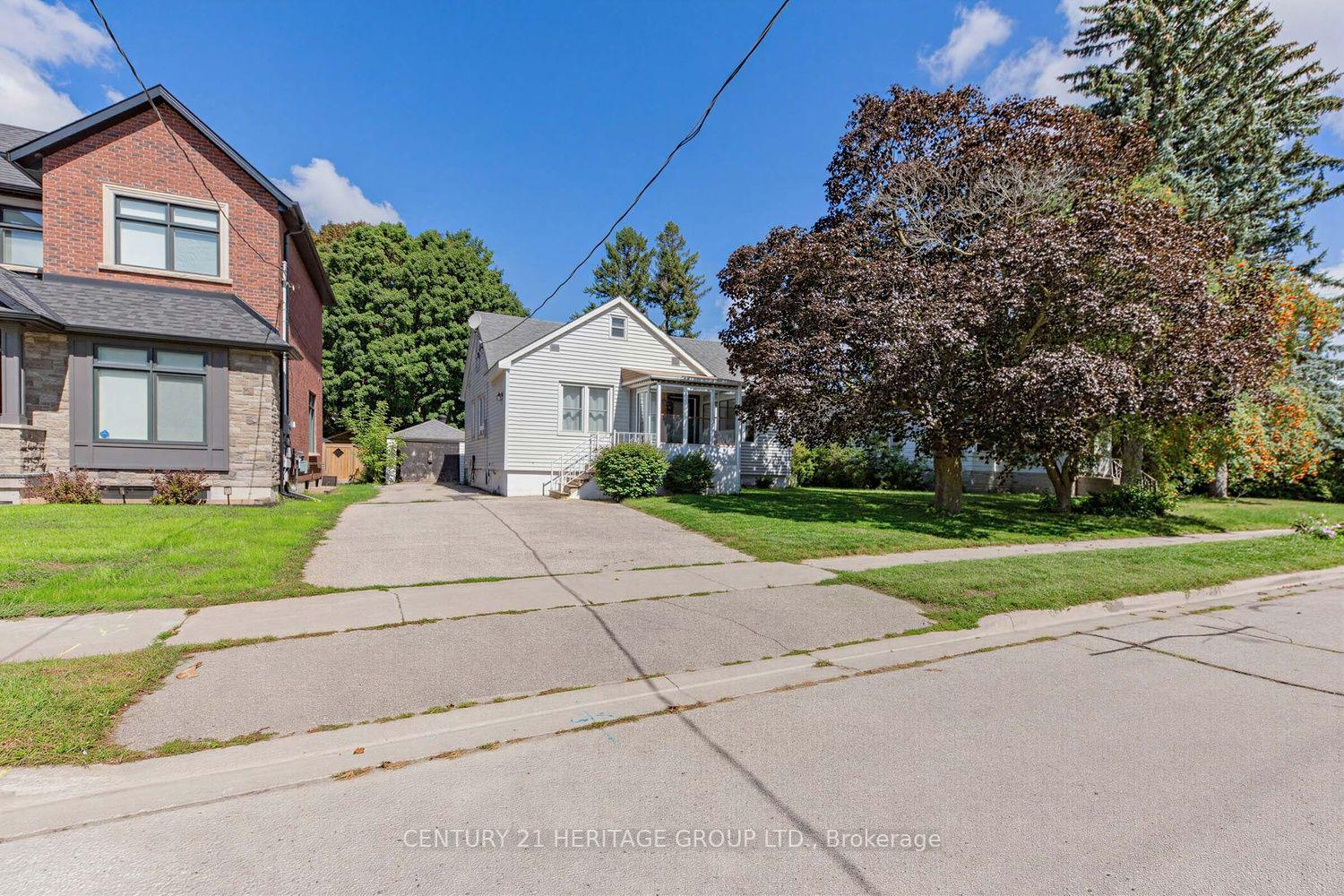 Photo 2 of 92 Kennedy Street E, Aurora, Aurora Village — HOMEH